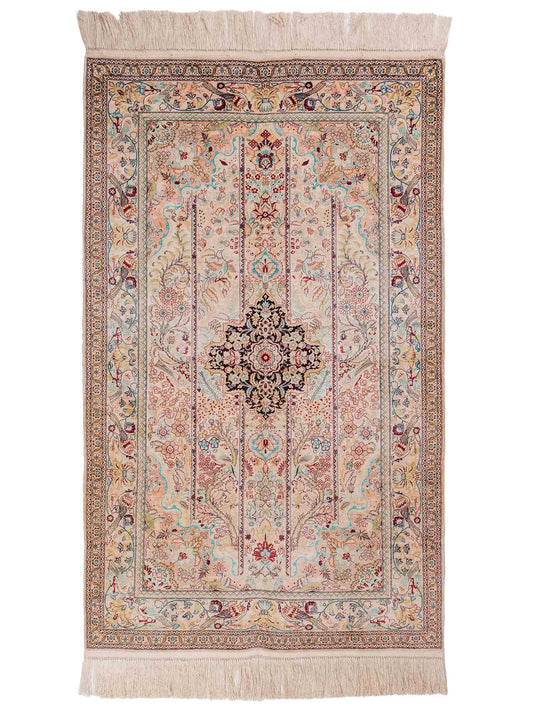 Handgeknüpfter Sino Hereke Seidenteppich von Khademi aus Seide, cremeweiß-mehrfarbig. Chinesischer Teppich mit Medaillon. Orientteppich, von Hand geknüpft in China. Größe: 157 cm x 90 cm. Teppichnummer: SB3-1105. Verkauf durch Jupiter Intl.