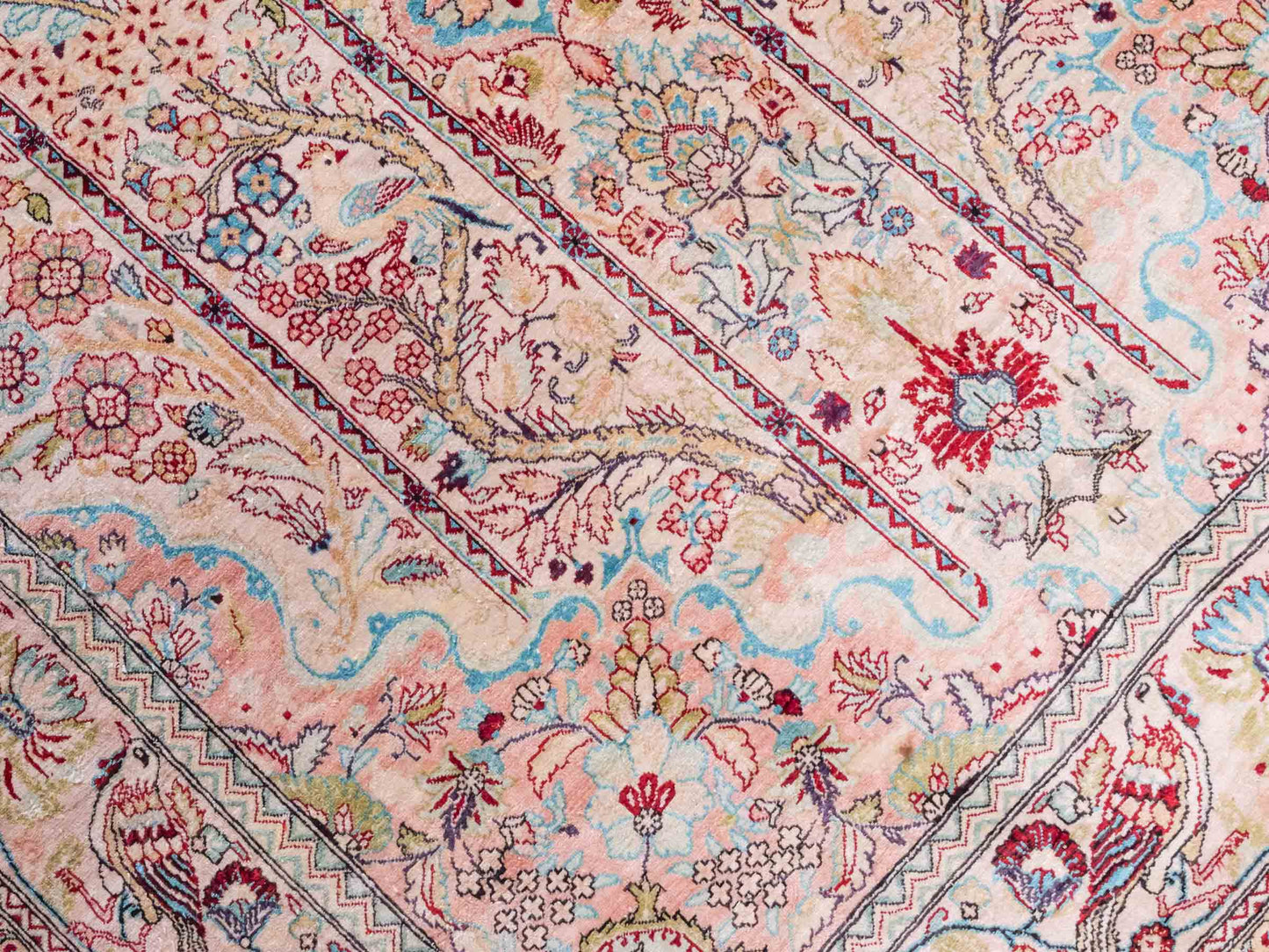 Handgeknüpfter Sino Hereke Seidenteppich von Khademi aus Seide, cremeweiß-mehrfarbig. Chinesischer Teppich mit Medaillon. Orientteppich, von Hand geknüpft in China. Größe: 157 cm x 90 cm. Teppichnummer: SB3-1105. Verkauf durch Jupiter Intl.