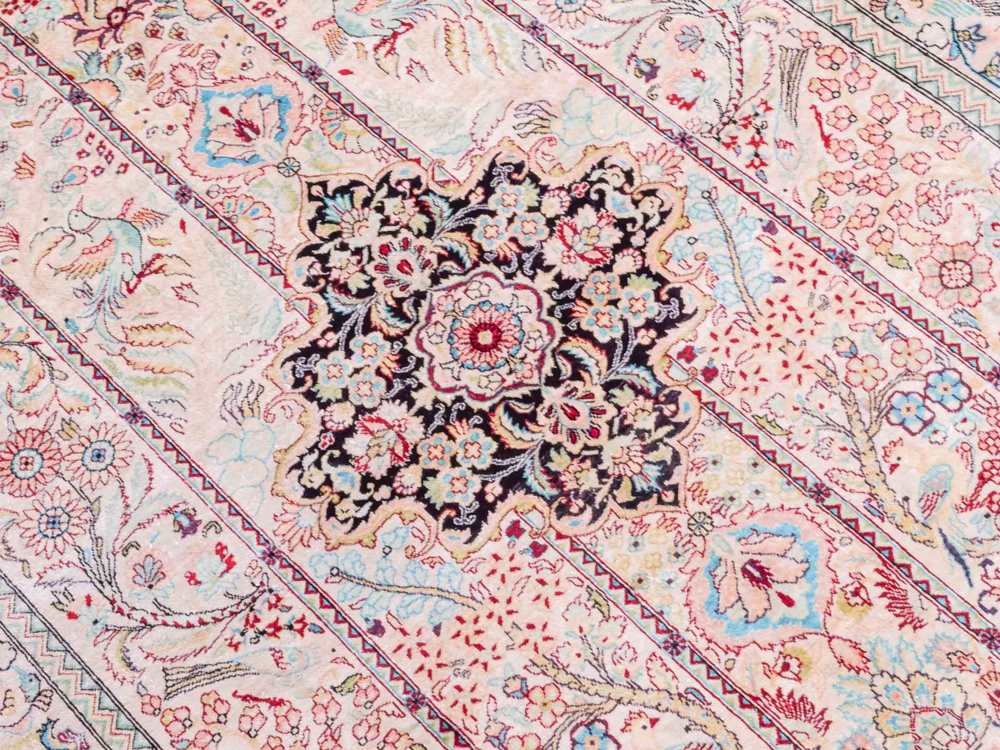 Handgeknüpfter Sino Hereke Seidenteppich von Khademi aus Seide, cremeweiß-mehrfarbig. Chinesischer Teppich mit Medaillon. Orientteppich, von Hand geknüpft in China. Größe: 157 cm x 90 cm. Teppichnummer: SB3-1105. Verkauf durch Jupiter Intl.