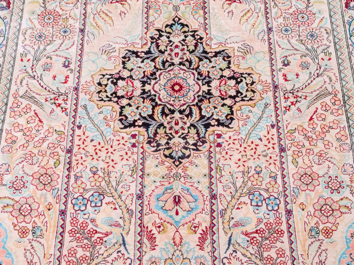 Handgeknüpfter Sino Hereke Seidenteppich von Khademi aus Seide, cremeweiß-mehrfarbig. Chinesischer Teppich mit Medaillon. Orientteppich, von Hand geknüpft in China. Größe: 157 cm x 90 cm. Teppichnummer: SB3-1105. Verkauf durch Jupiter Intl.