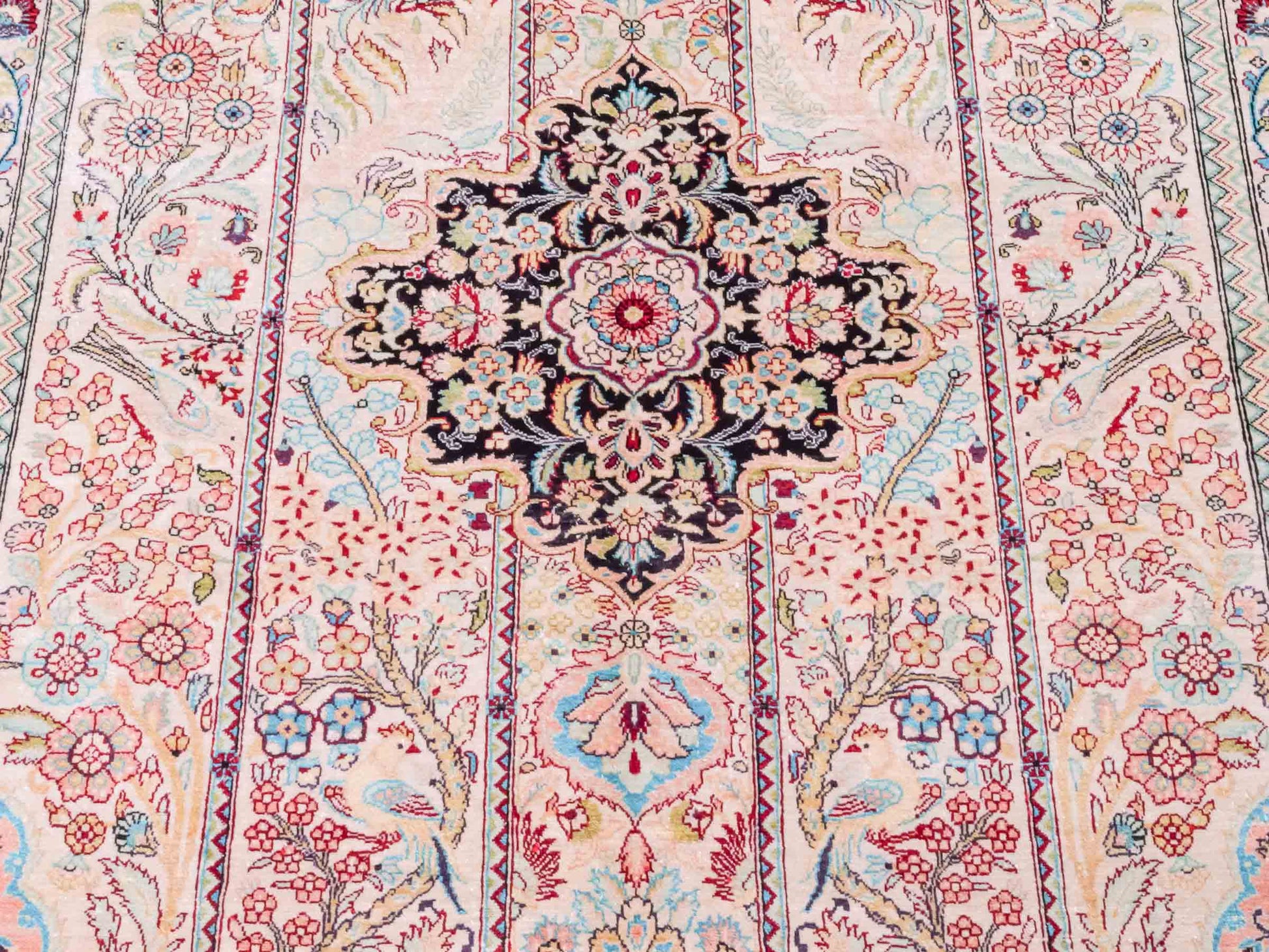 Handgeknüpfter Sino Hereke Seidenteppich von Khademi aus Seide, cremeweiß-mehrfarbig. Chinesischer Teppich mit Medaillon. Orientteppich, von Hand geknüpft in China. Größe: 157 cm x 90 cm. Teppichnummer: SB3-1105. Verkauf durch Jupiter Intl.