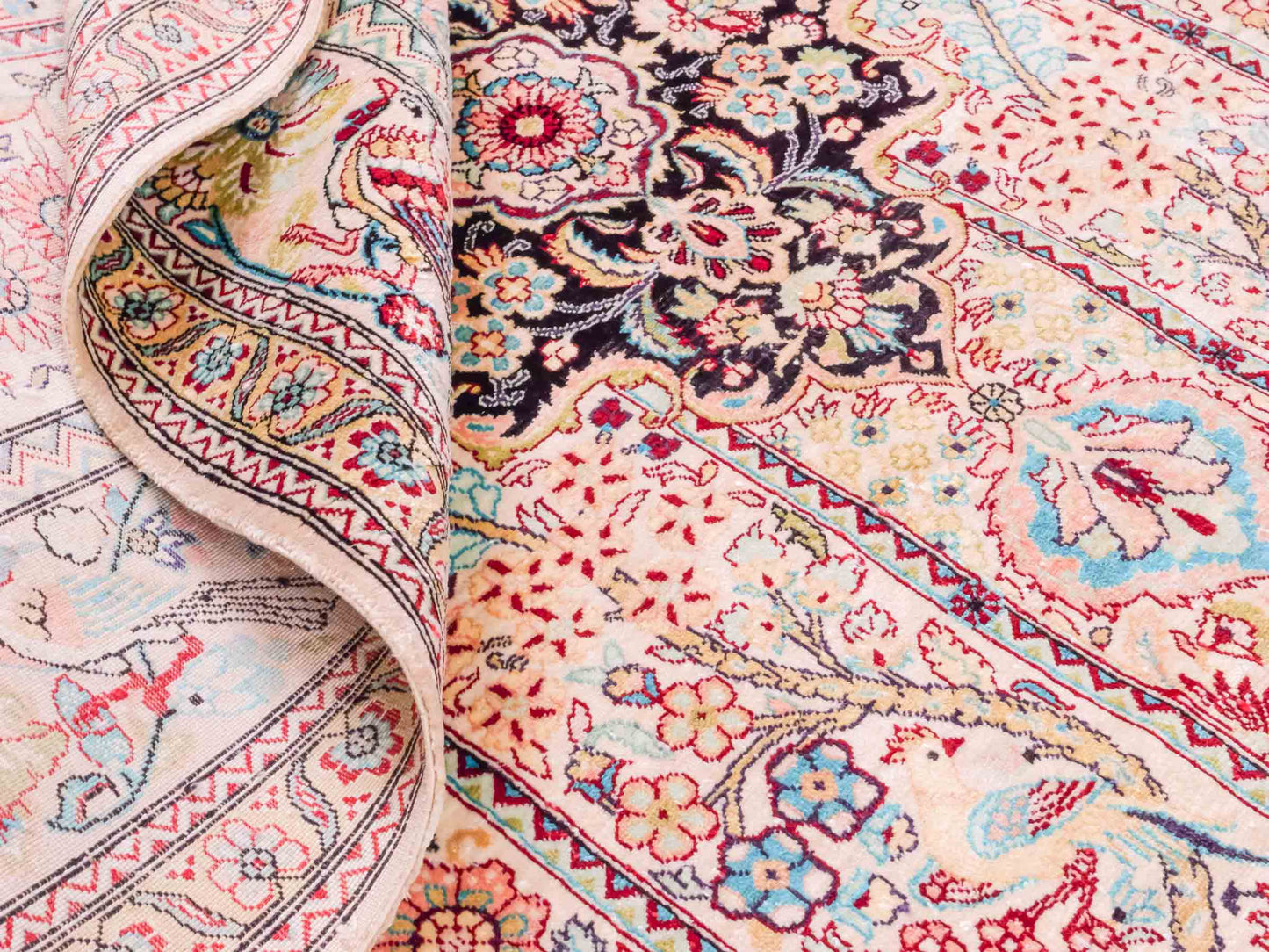Handgeknüpfter Sino Hereke Seidenteppich von Khademi aus Seide, cremeweiß-mehrfarbig. Chinesischer Teppich mit Medaillon. Orientteppich, von Hand geknüpft in China. Größe: 157 cm x 90 cm. Teppichnummer: SB3-1105. Verkauf durch Jupiter Intl.