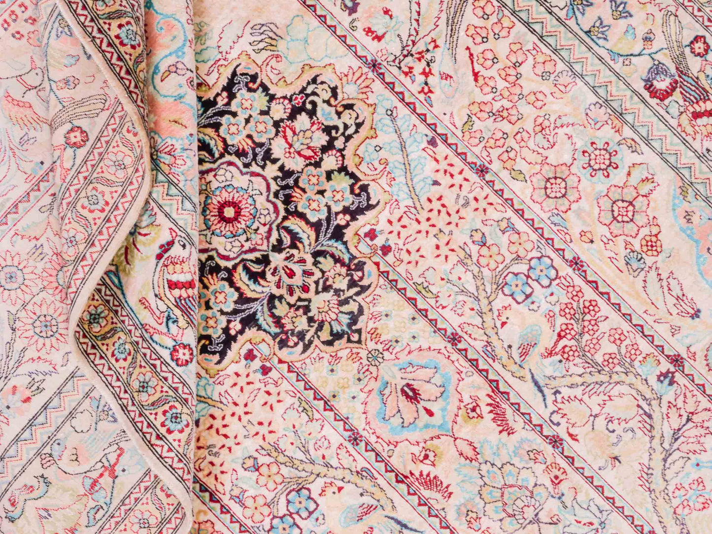 Handgeknüpfter Sino Hereke Seidenteppich von Khademi aus Seide, cremeweiß-mehrfarbig. Chinesischer Teppich mit Medaillon. Orientteppich, von Hand geknüpft in China. Größe: 157 cm x 90 cm. Teppichnummer: SB3-1105. Verkauf durch Jupiter Intl.