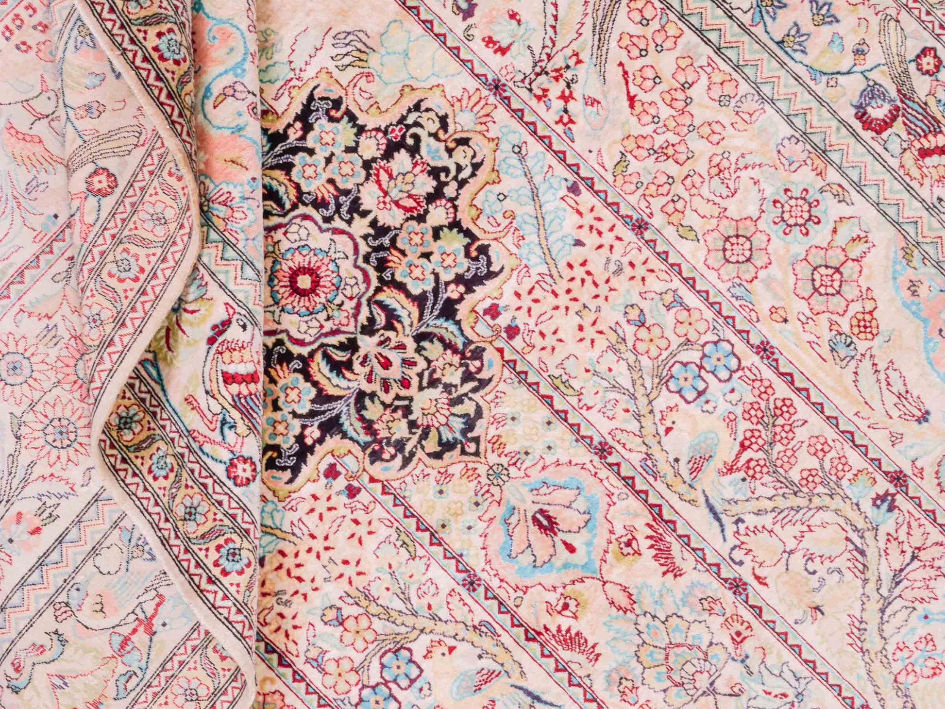 Handgeknüpfter Sino Hereke Seidenteppich von Khademi aus Seide, cremeweiß-mehrfarbig. Chinesischer Teppich mit Medaillon. Orientteppich, von Hand geknüpft in China. Größe: 157 cm x 90 cm. Teppichnummer: SB3-1105. Verkauf durch Jupiter Intl.