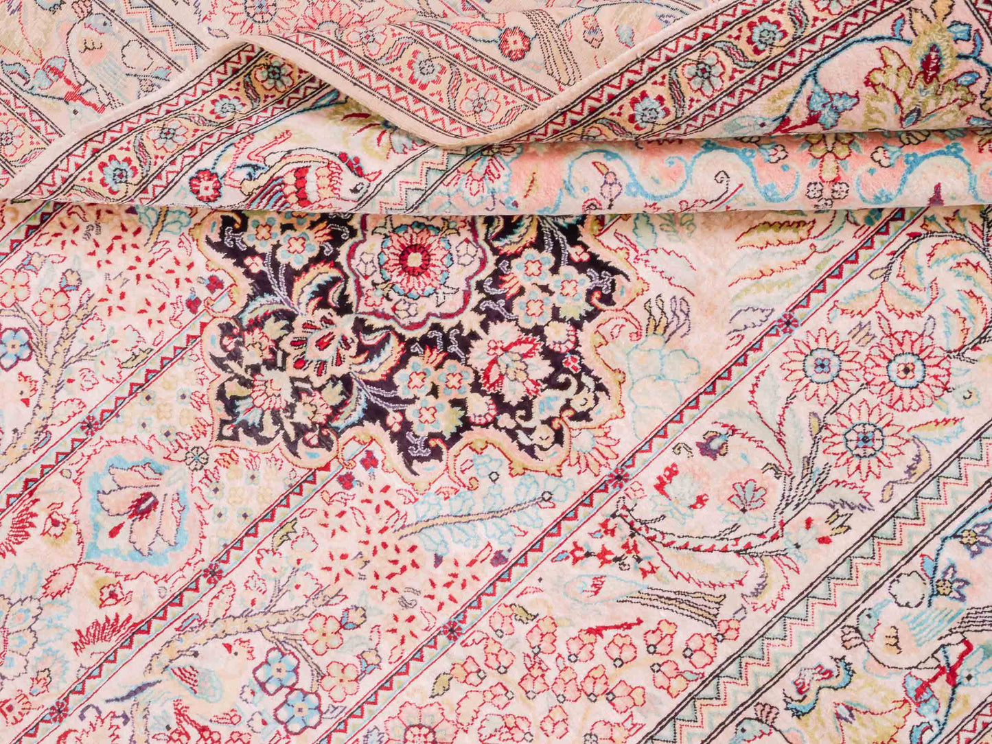Handgeknüpfter Sino Hereke Seidenteppich von Khademi aus Seide, cremeweiß-mehrfarbig. Chinesischer Teppich mit Medaillon. Orientteppich, von Hand geknüpft in China. Größe: 157 cm x 90 cm. Teppichnummer: SB3-1105. Verkauf durch Jupiter Intl.