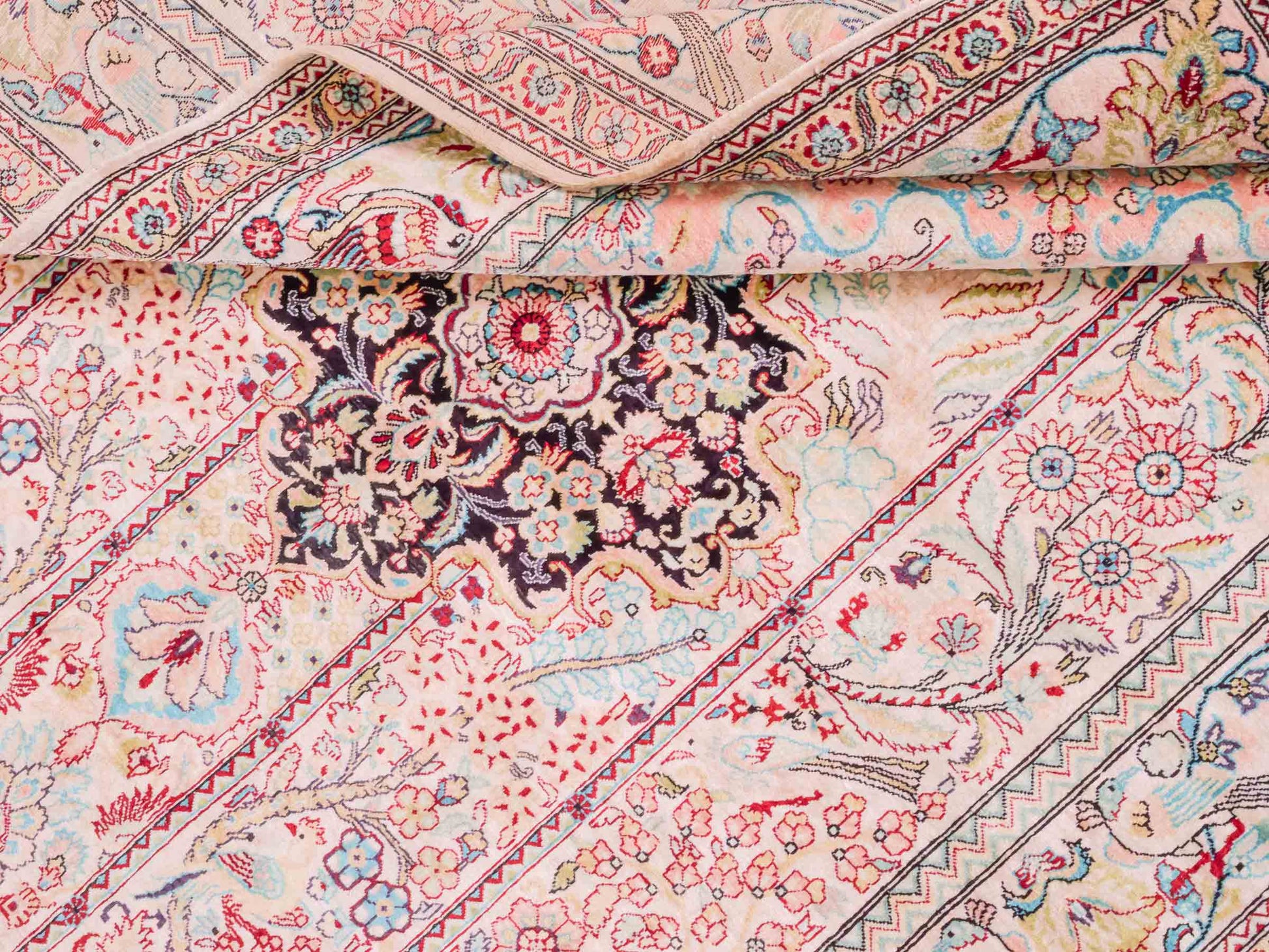 Handgeknüpfter Sino Hereke Seidenteppich von Khademi aus Seide, cremeweiß-mehrfarbig. Chinesischer Teppich mit Medaillon. Orientteppich, von Hand geknüpft in China. Größe: 157 cm x 90 cm. Teppichnummer: SB3-1105. Verkauf durch Jupiter Intl.