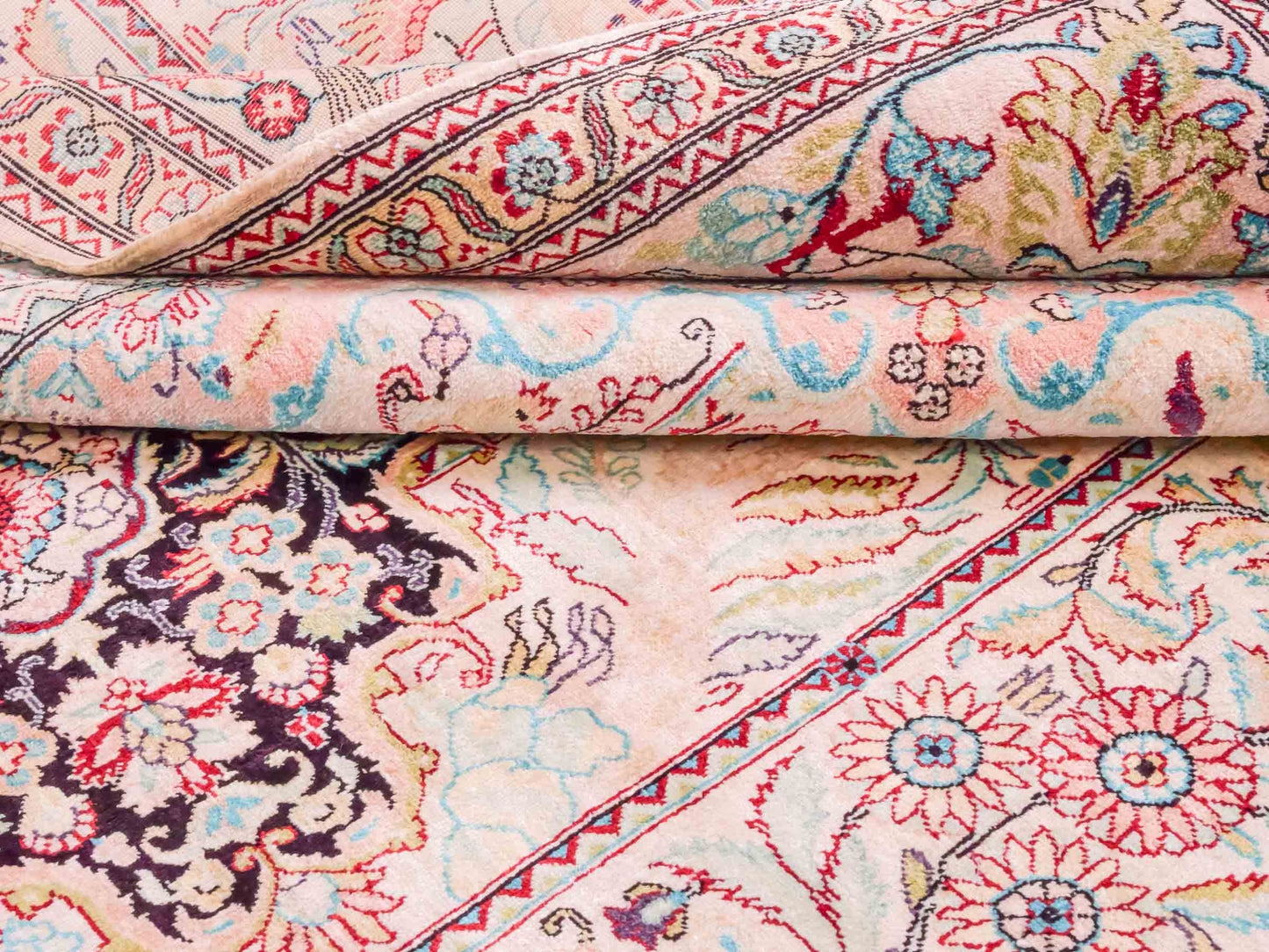Handgeknüpfter Sino Hereke Seidenteppich von Khademi aus Seide, cremeweiß-mehrfarbig. Chinesischer Teppich mit Medaillon. Orientteppich, von Hand geknüpft in China. Größe: 157 cm x 90 cm. Teppichnummer: SB3-1105. Verkauf durch Jupiter Intl.