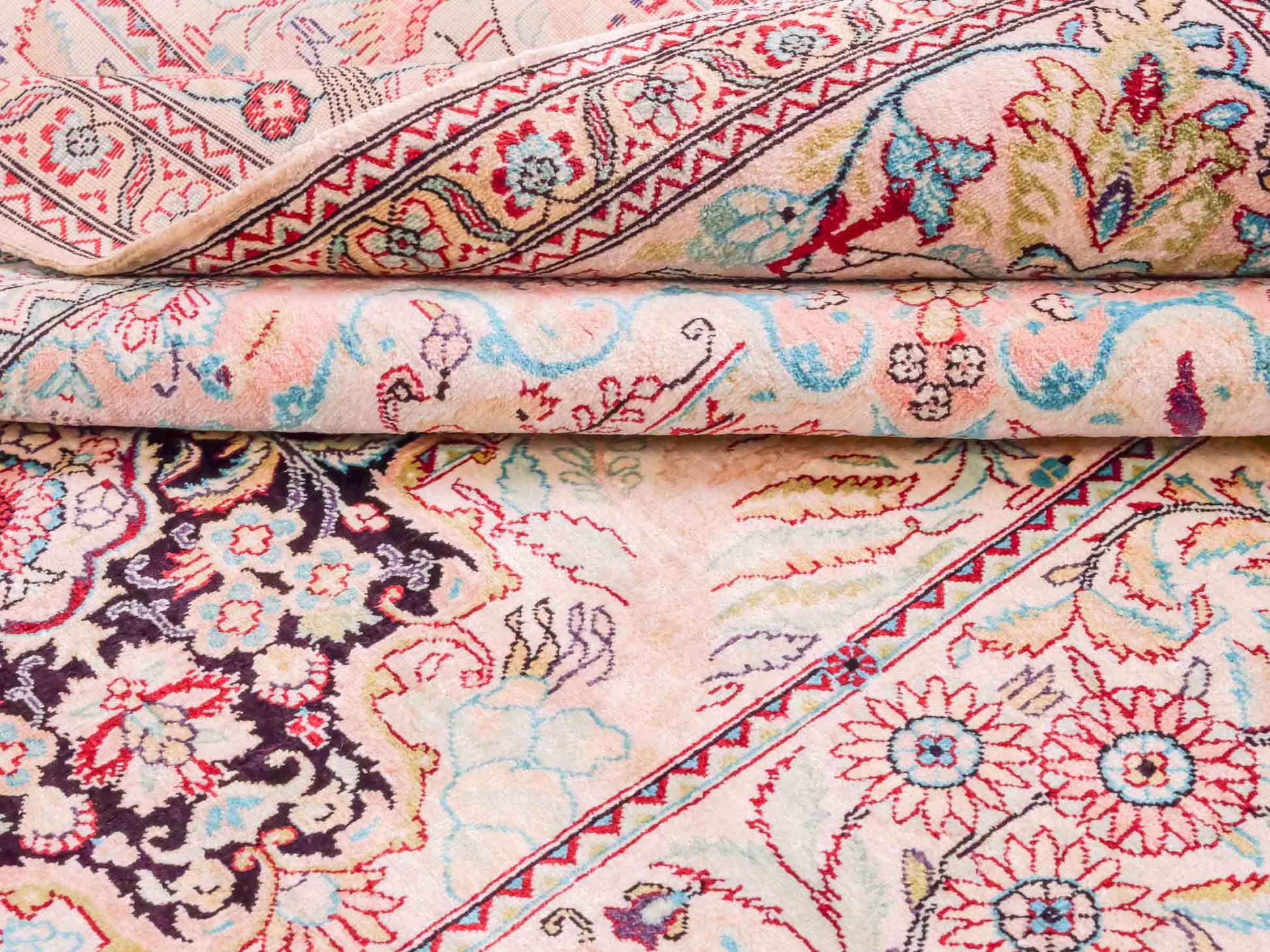 Handgeknüpfter Sino Hereke Seidenteppich von Khademi aus Seide, cremeweiß-mehrfarbig. Chinesischer Teppich mit Medaillon. Orientteppich, von Hand geknüpft in China. Größe: 157 cm x 90 cm. Teppichnummer: SB3-1105. Verkauf durch Jupiter Intl.