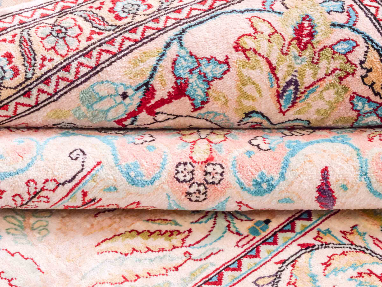Handgeknüpfter Sino Hereke Seidenteppich von Khademi aus Seide, cremeweiß-mehrfarbig. Chinesischer Teppich mit Medaillon. Orientteppich, von Hand geknüpft in China. Größe: 157 cm x 90 cm. Teppichnummer: SB3-1105. Verkauf durch Jupiter Intl.