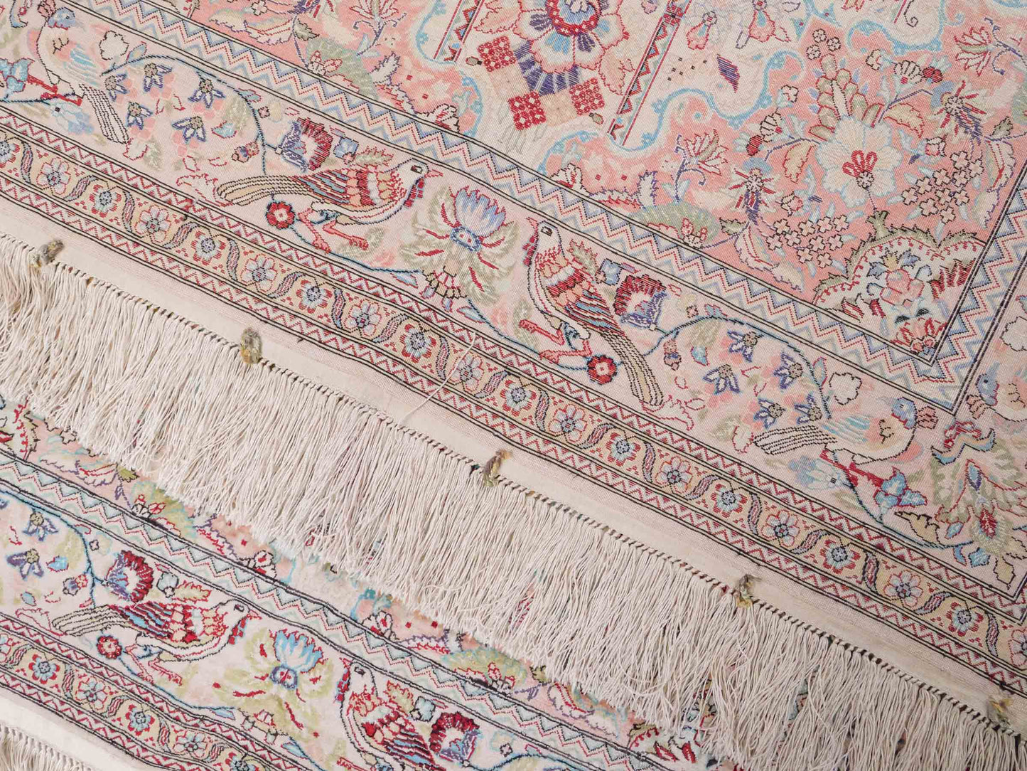 Handgeknüpfter Sino Hereke Seidenteppich von Khademi aus Seide, cremeweiß-mehrfarbig. Chinesischer Teppich mit Medaillon. Orientteppich, von Hand geknüpft in China. Größe: 157 cm x 90 cm. Teppichnummer: SB3-1105. Verkauf durch Jupiter Intl.
