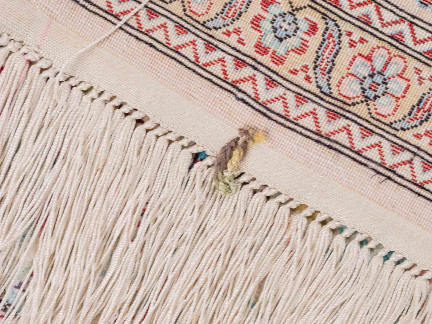 Handgeknüpfter Sino Hereke Seidenteppich von Khademi aus Seide, cremeweiß-mehrfarbig. Chinesischer Teppich mit Medaillon. Orientteppich, von Hand geknüpft in China. Größe: 157 cm x 90 cm. Teppichnummer: SB3-1105. Verkauf durch Jupiter Intl.