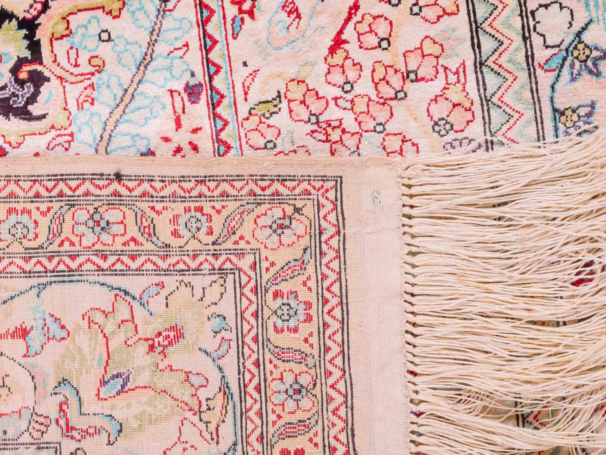Handgeknüpfter Sino Hereke Seidenteppich von Khademi aus Seide, cremeweiß-mehrfarbig. Chinesischer Teppich mit Medaillon. Orientteppich, von Hand geknüpft in China. Größe: 157 cm x 90 cm. Teppichnummer: SB3-1105. Verkauf durch Jupiter Intl.
