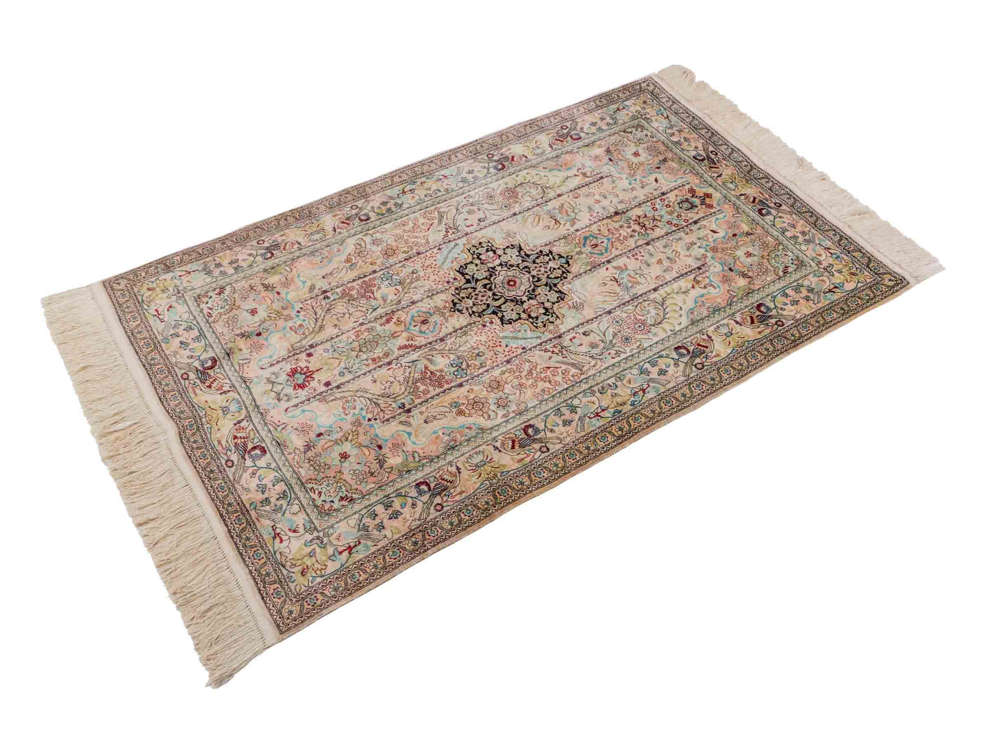Handgeknüpfter Sino Hereke Seidenteppich von Khademi aus Seide, cremeweiß-mehrfarbig. Chinesischer Teppich mit Medaillon. Orientteppich, von Hand geknüpft in China. Größe: 157 cm x 90 cm. Teppichnummer: SB3-1105. Verkauf durch Jupiter Intl.