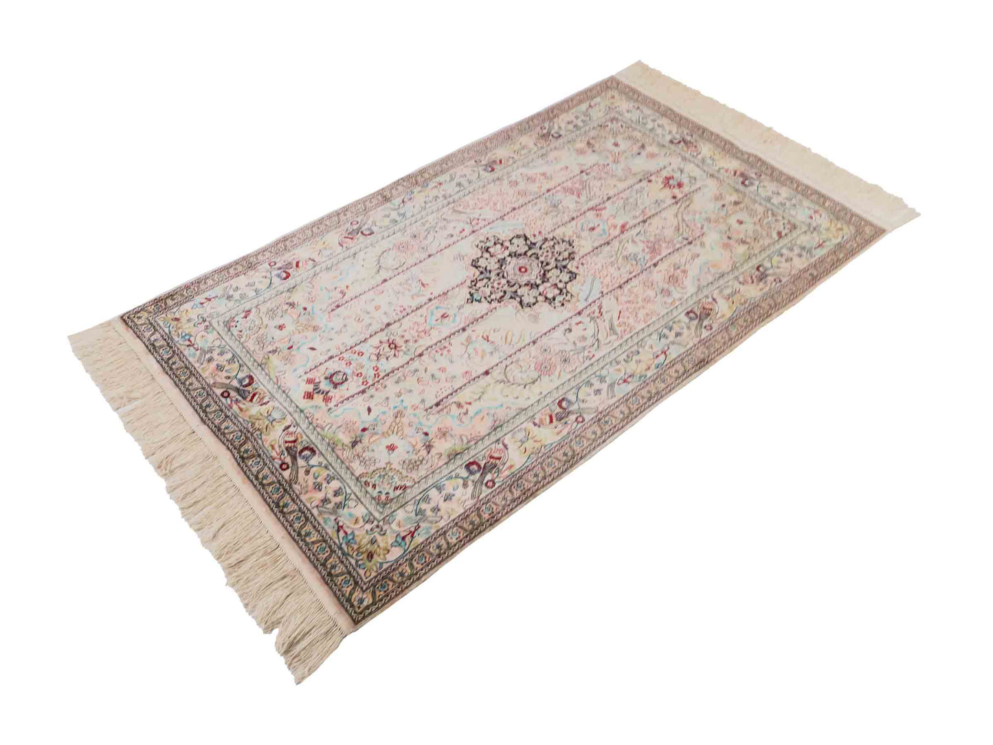 Handgeknüpfter Sino Hereke Seidenteppich von Khademi aus Seide, cremeweiß-mehrfarbig. Chinesischer Teppich mit Medaillon. Orientteppich, von Hand geknüpft in China. Größe: 157 cm x 90 cm. Teppichnummer: SB3-1105. Verkauf durch Jupiter Intl.
