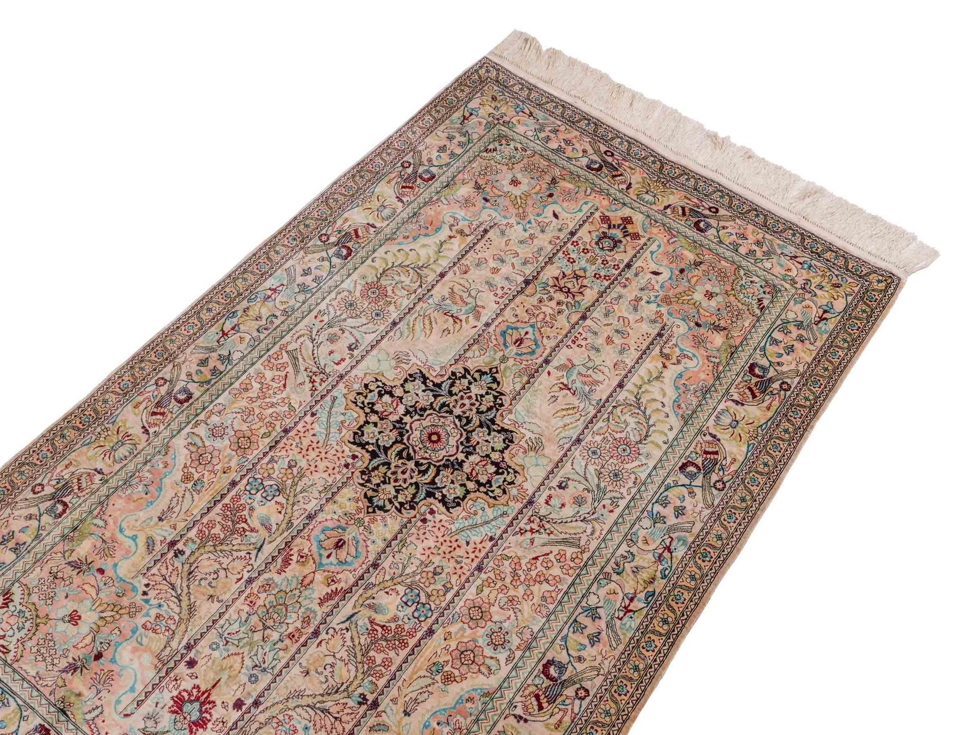Handgeknüpfter Sino Hereke Seidenteppich von Khademi aus Seide, cremeweiß-mehrfarbig. Chinesischer Teppich mit Medaillon. Orientteppich, von Hand geknüpft in China. Größe: 157 cm x 90 cm. Teppichnummer: SB3-1105. Verkauf durch Jupiter Intl.