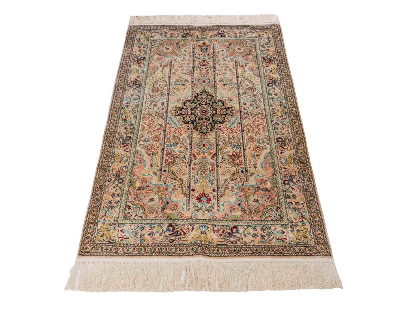 Handgeknüpfter Sino Hereke Seidenteppich von Khademi aus Seide, cremeweiß-mehrfarbig. Chinesischer Teppich mit Medaillon. Orientteppich, von Hand geknüpft in China. Größe: 157 cm x 90 cm. Teppichnummer: SB3-1105. Verkauf durch Jupiter Intl.