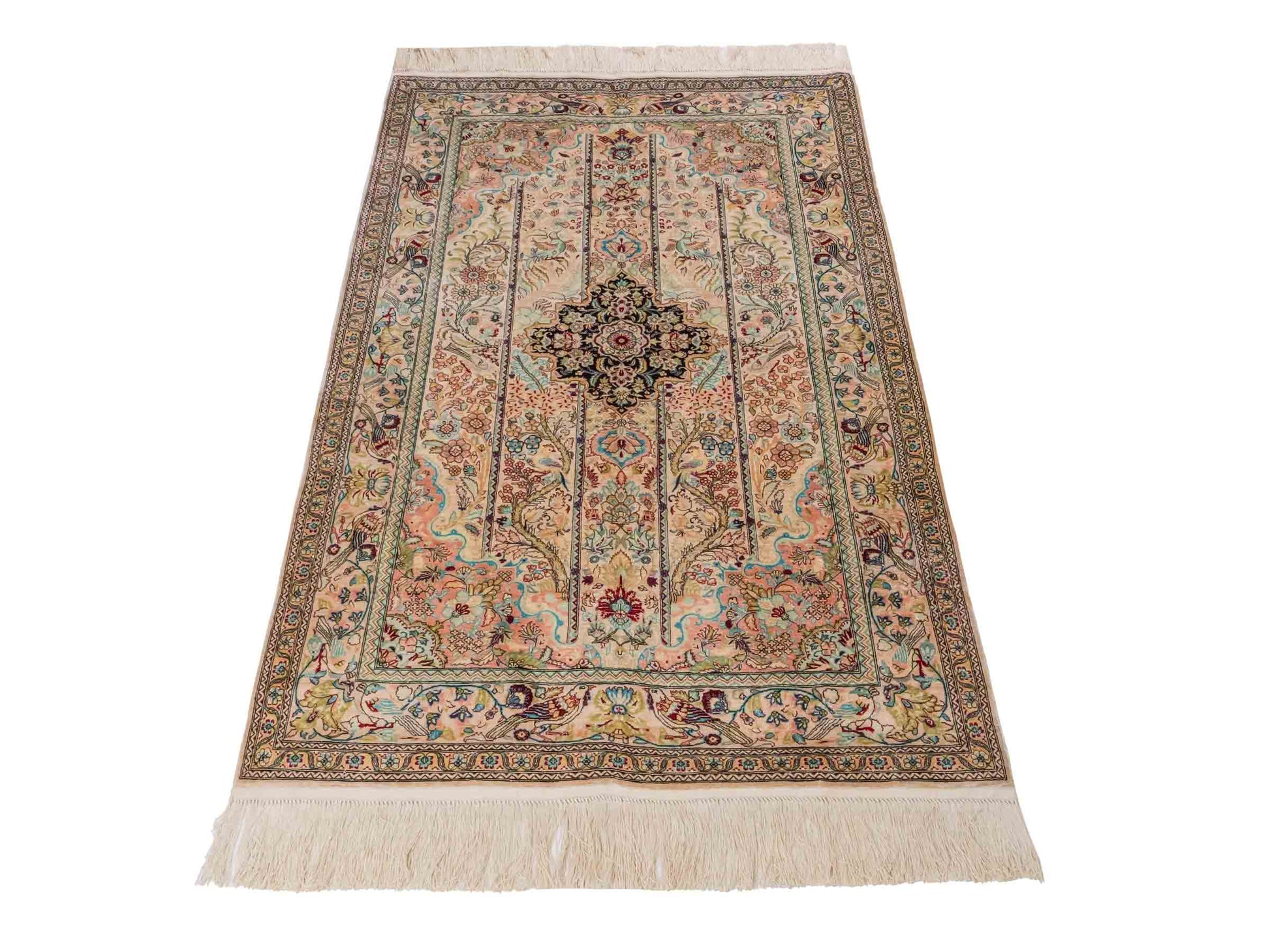 Handgeknüpfter Sino Hereke Seidenteppich von Khademi aus Seide, cremeweiß-mehrfarbig. Chinesischer Teppich mit Medaillon. Orientteppich, von Hand geknüpft in China. Größe: 157 cm x 90 cm. Teppichnummer: SB3-1105. Verkauf durch Jupiter Intl.