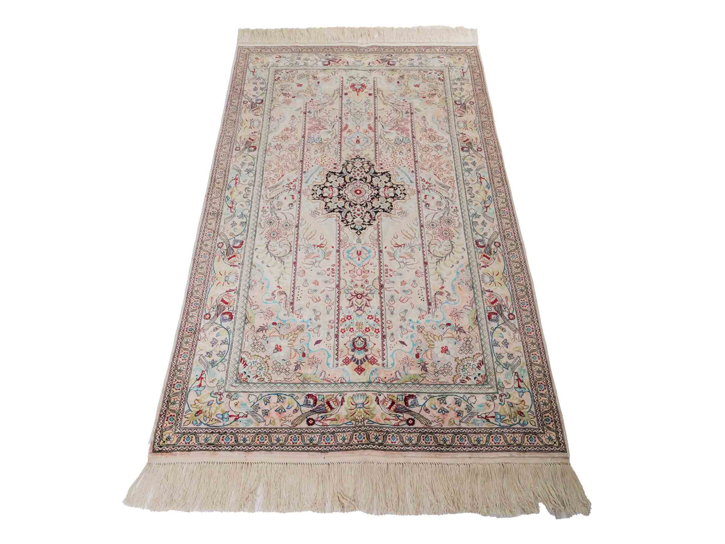 Handgeknüpfter Sino Hereke Seidenteppich von Khademi aus Seide, cremeweiß-mehrfarbig. Chinesischer Teppich mit Medaillon. Orientteppich, von Hand geknüpft in China. Größe: 157 cm x 90 cm. Teppichnummer: SB3-1105. Verkauf durch Jupiter Intl.
