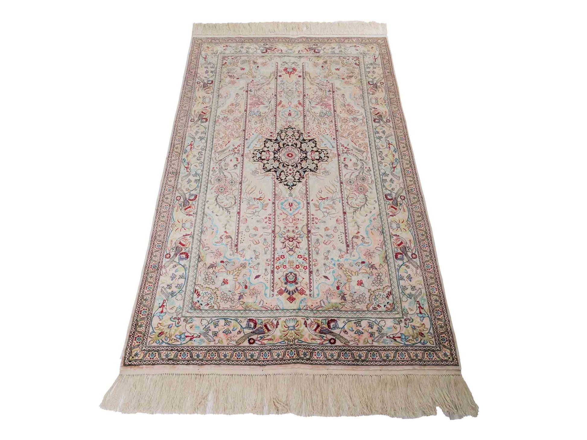 Handgeknüpfter Sino Hereke Seidenteppich von Khademi aus Seide, cremeweiß-mehrfarbig. Chinesischer Teppich mit Medaillon. Orientteppich, von Hand geknüpft in China. Größe: 157 cm x 90 cm. Teppichnummer: SB3-1105. Verkauf durch Jupiter Intl.