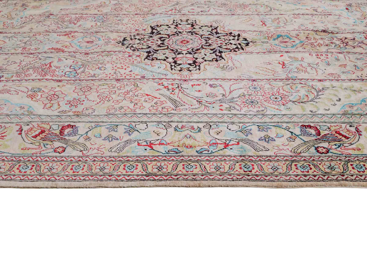 Handgeknüpfter Sino Hereke Seidenteppich von Khademi aus Seide, cremeweiß-mehrfarbig. Chinesischer Teppich mit Medaillon. Orientteppich, von Hand geknüpft in China. Größe: 157 cm x 90 cm. Teppichnummer: SB3-1105. Verkauf durch Jupiter Intl.