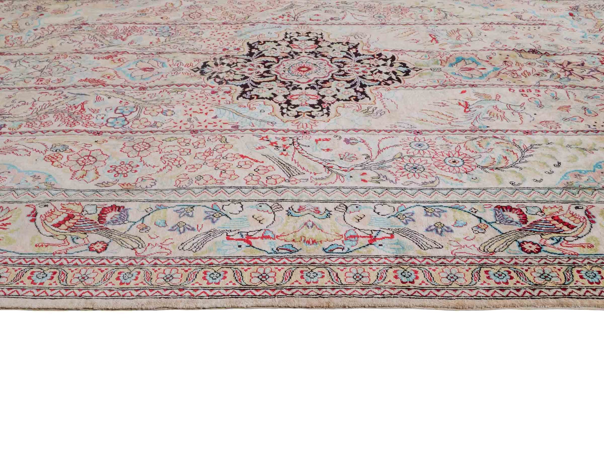 Handgeknüpfter Sino Hereke Seidenteppich von Khademi aus Seide, cremeweiß-mehrfarbig. Chinesischer Teppich mit Medaillon. Orientteppich, von Hand geknüpft in China. Größe: 157 cm x 90 cm. Teppichnummer: SB3-1105. Verkauf durch Jupiter Intl.
