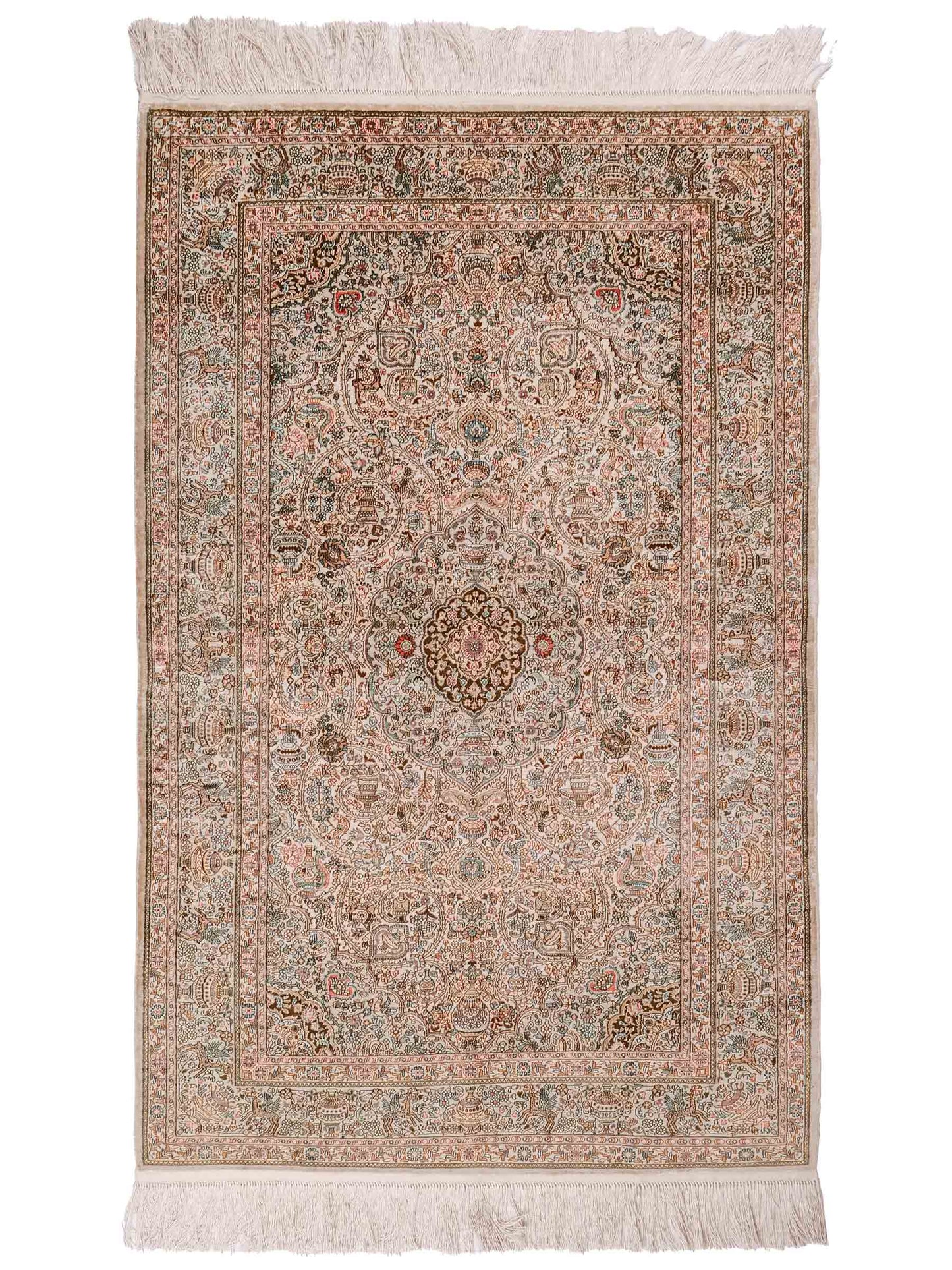 Handgeknüpfter Sino Hereke Seidenteppich von Khademi aus Seide, cremeweiß. Chinesischer Teppich mit Medaillon. Orientteppich, von Hand geknüpft in China. Größe: 157 cm x 96 cm. Teppichnummer: SB3-1103. Verkauf durch Jupiter Intl.