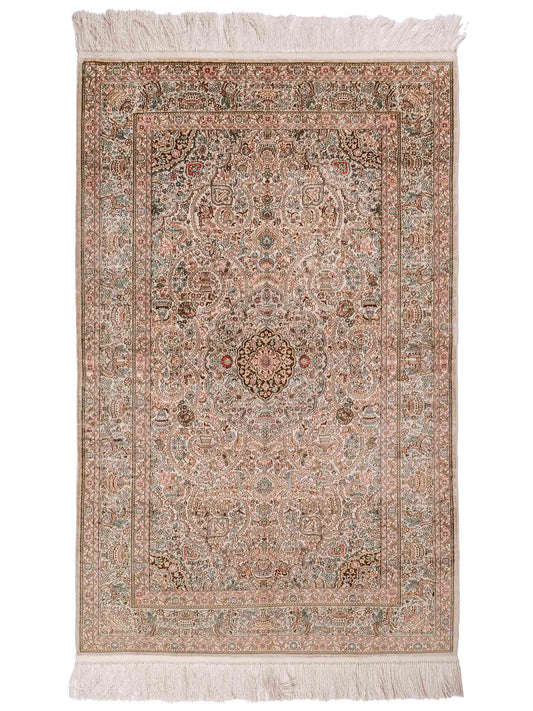 Handgeknüpfter Sino Hereke Seidenteppich von Khademi aus Seide, cremeweiß. Chinesischer Teppich mit Medaillon. Orientteppich, von Hand geknüpft in China. Größe: 157 cm x 96 cm. Teppichnummer: SB3-1103. Verkauf durch Jupiter Intl.