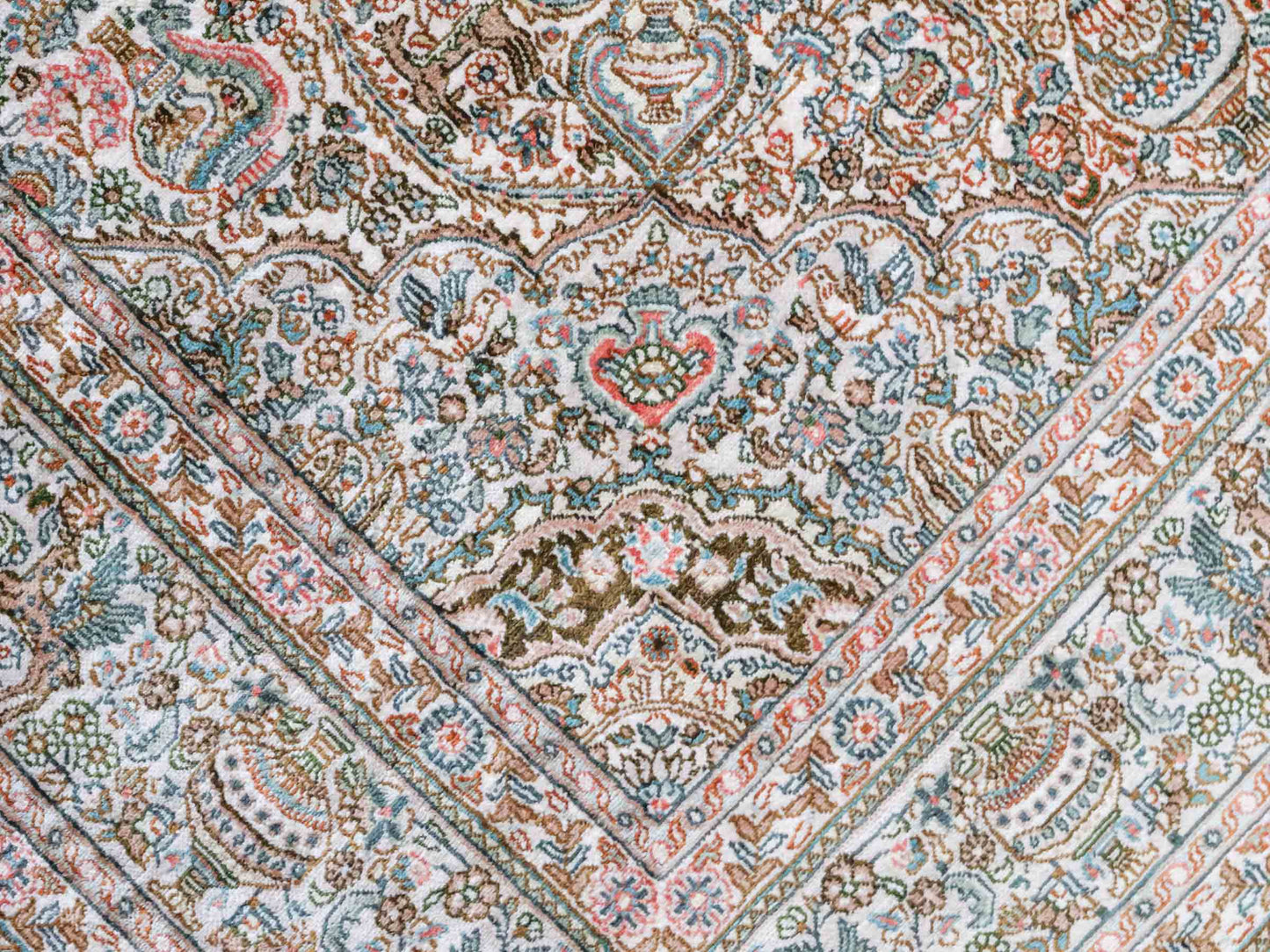 Handgeknüpfter Sino Hereke Seidenteppich von Khademi aus Seide, cremeweiß. Chinesischer Teppich mit Medaillon. Orientteppich, von Hand geknüpft in China. Größe: 157 cm x 96 cm. Teppichnummer: SB3-1103. Verkauf durch Jupiter Intl.