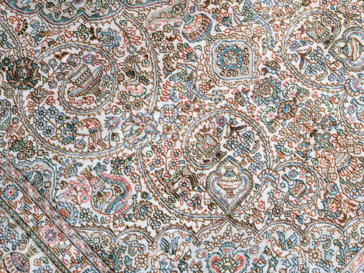 Handgeknüpfter Sino Hereke Seidenteppich von Khademi aus Seide, cremeweiß. Chinesischer Teppich mit Medaillon. Orientteppich, von Hand geknüpft in China. Größe: 157 cm x 96 cm. Teppichnummer: SB3-1103. Verkauf durch Jupiter Intl.