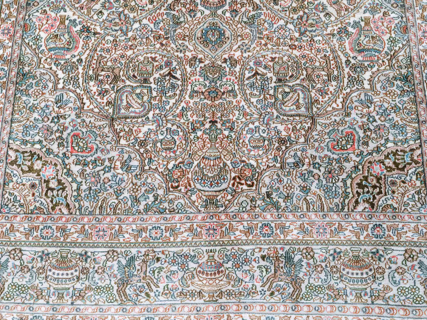Handgeknüpfter Sino Hereke Seidenteppich von Khademi aus Seide, cremeweiß. Chinesischer Teppich mit Medaillon. Orientteppich, von Hand geknüpft in China. Größe: 157 cm x 96 cm. Teppichnummer: SB3-1103. Verkauf durch Jupiter Intl.
