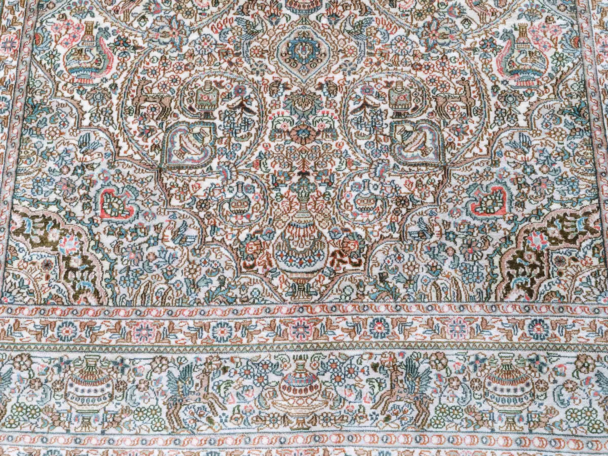 Handgeknüpfter Sino Hereke Seidenteppich von Khademi aus Seide, cremeweiß. Chinesischer Teppich mit Medaillon. Orientteppich, von Hand geknüpft in China. Größe: 157 cm x 96 cm. Teppichnummer: SB3-1103. Verkauf durch Jupiter Intl.