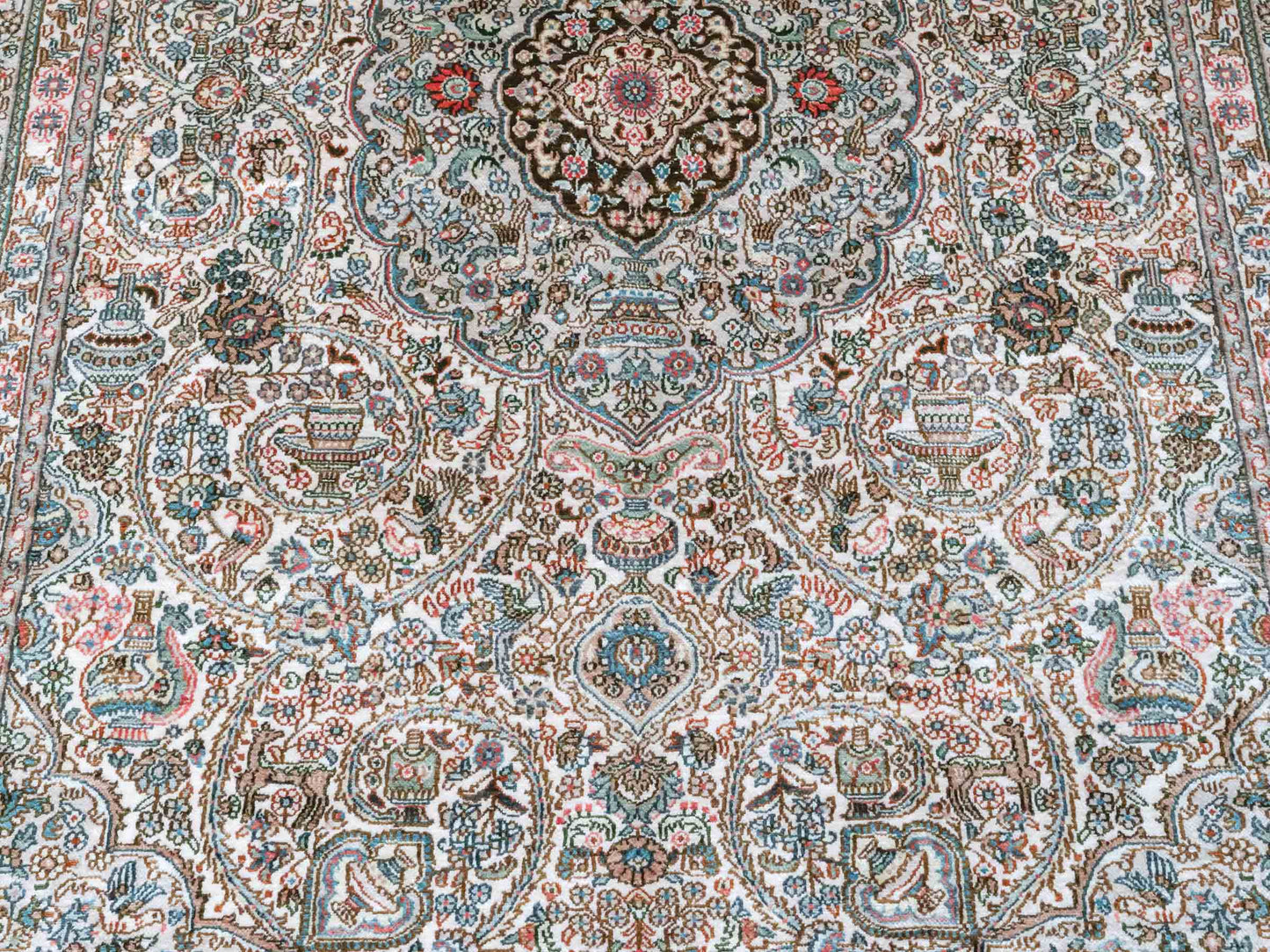 Handgeknüpfter Sino Hereke Seidenteppich von Khademi aus Seide, cremeweiß. Chinesischer Teppich mit Medaillon. Orientteppich, von Hand geknüpft in China. Größe: 157 cm x 96 cm. Teppichnummer: SB3-1103. Verkauf durch Jupiter Intl.