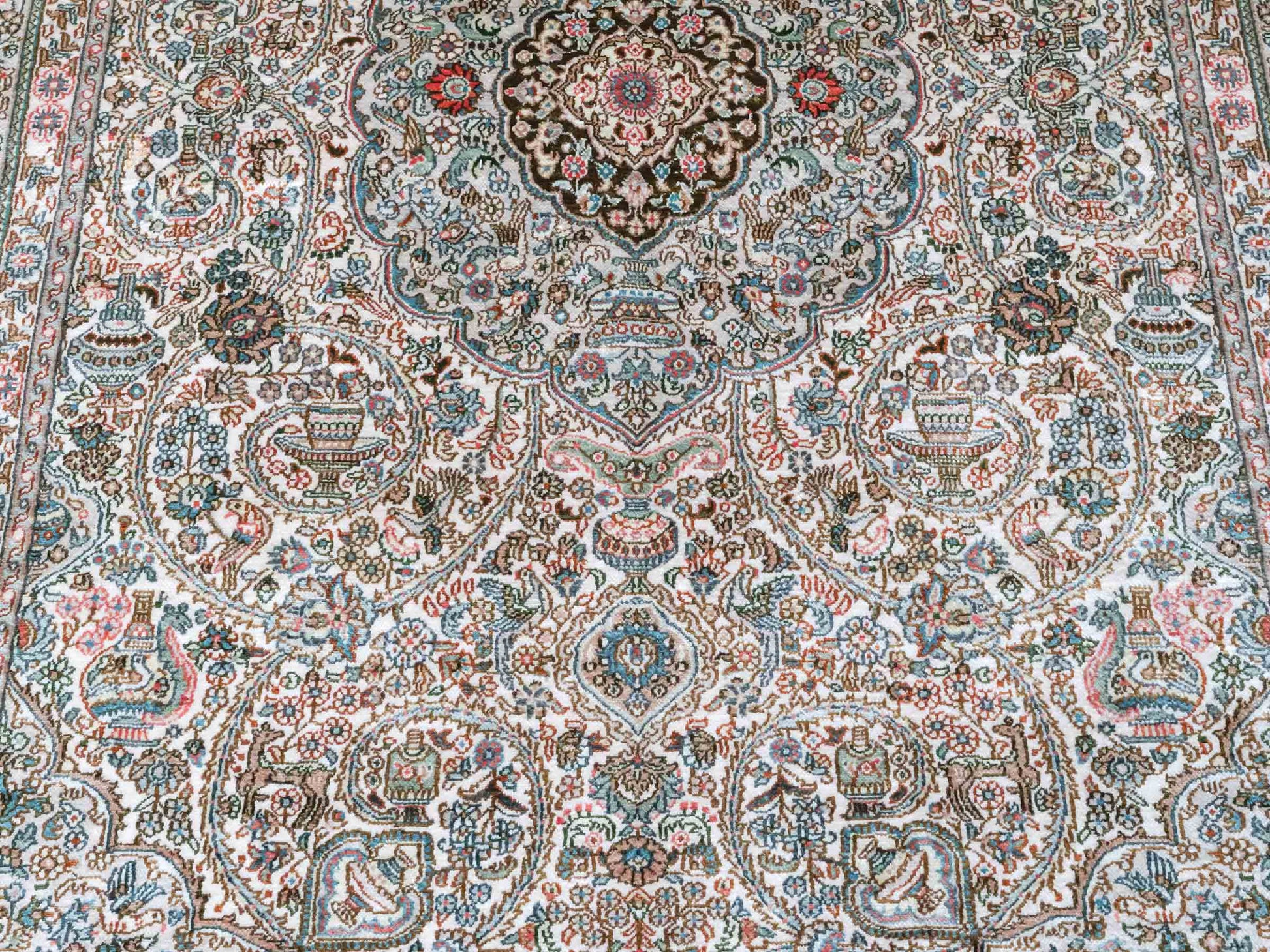 Handgeknüpfter Sino Hereke Seidenteppich von Khademi aus Seide, cremeweiß. Chinesischer Teppich mit Medaillon. Orientteppich, von Hand geknüpft in China. Größe: 157 cm x 96 cm. Teppichnummer: SB3-1103. Verkauf durch Jupiter Intl.