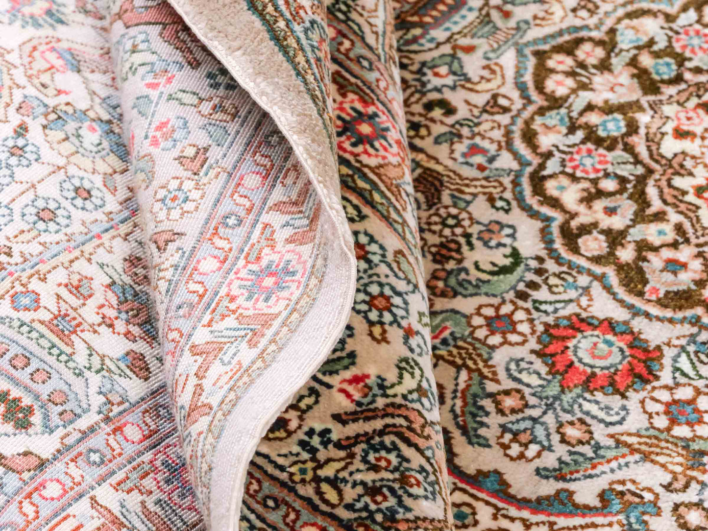 Handgeknüpfter Sino Hereke Seidenteppich von Khademi aus Seide, cremeweiß. Chinesischer Teppich mit Medaillon. Orientteppich, von Hand geknüpft in China. Größe: 157 cm x 96 cm. Teppichnummer: SB3-1103. Verkauf durch Jupiter Intl.