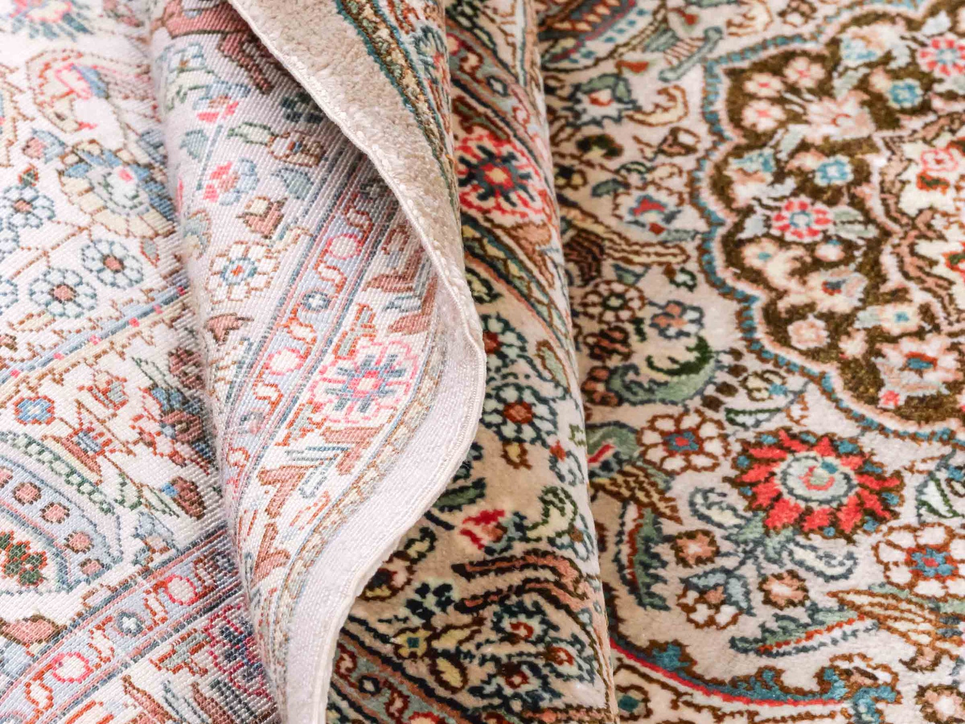 Handgeknüpfter Sino Hereke Seidenteppich von Khademi aus Seide, cremeweiß. Chinesischer Teppich mit Medaillon. Orientteppich, von Hand geknüpft in China. Größe: 157 cm x 96 cm. Teppichnummer: SB3-1103. Verkauf durch Jupiter Intl.