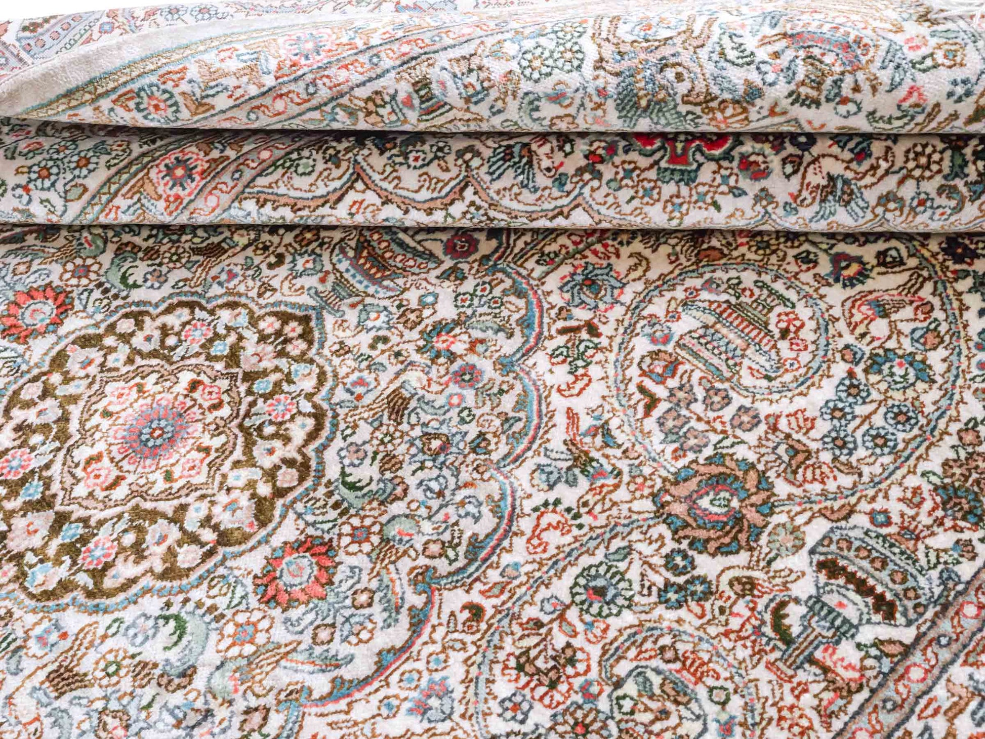 Handgeknüpfter Sino Hereke Seidenteppich von Khademi aus Seide, cremeweiß. Chinesischer Teppich mit Medaillon. Orientteppich, von Hand geknüpft in China. Größe: 157 cm x 96 cm. Teppichnummer: SB3-1103. Verkauf durch Jupiter Intl.