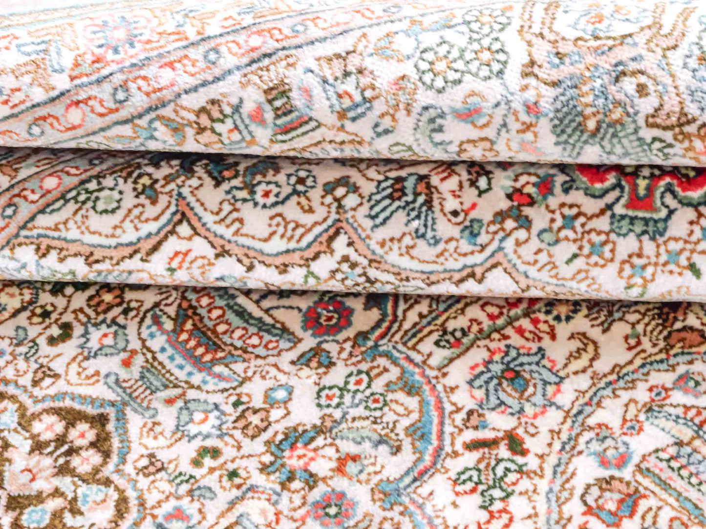 Handgeknüpfter Sino Hereke Seidenteppich von Khademi aus Seide, cremeweiß. Chinesischer Teppich mit Medaillon. Orientteppich, von Hand geknüpft in China. Größe: 157 cm x 96 cm. Teppichnummer: SB3-1103. Verkauf durch Jupiter Intl.