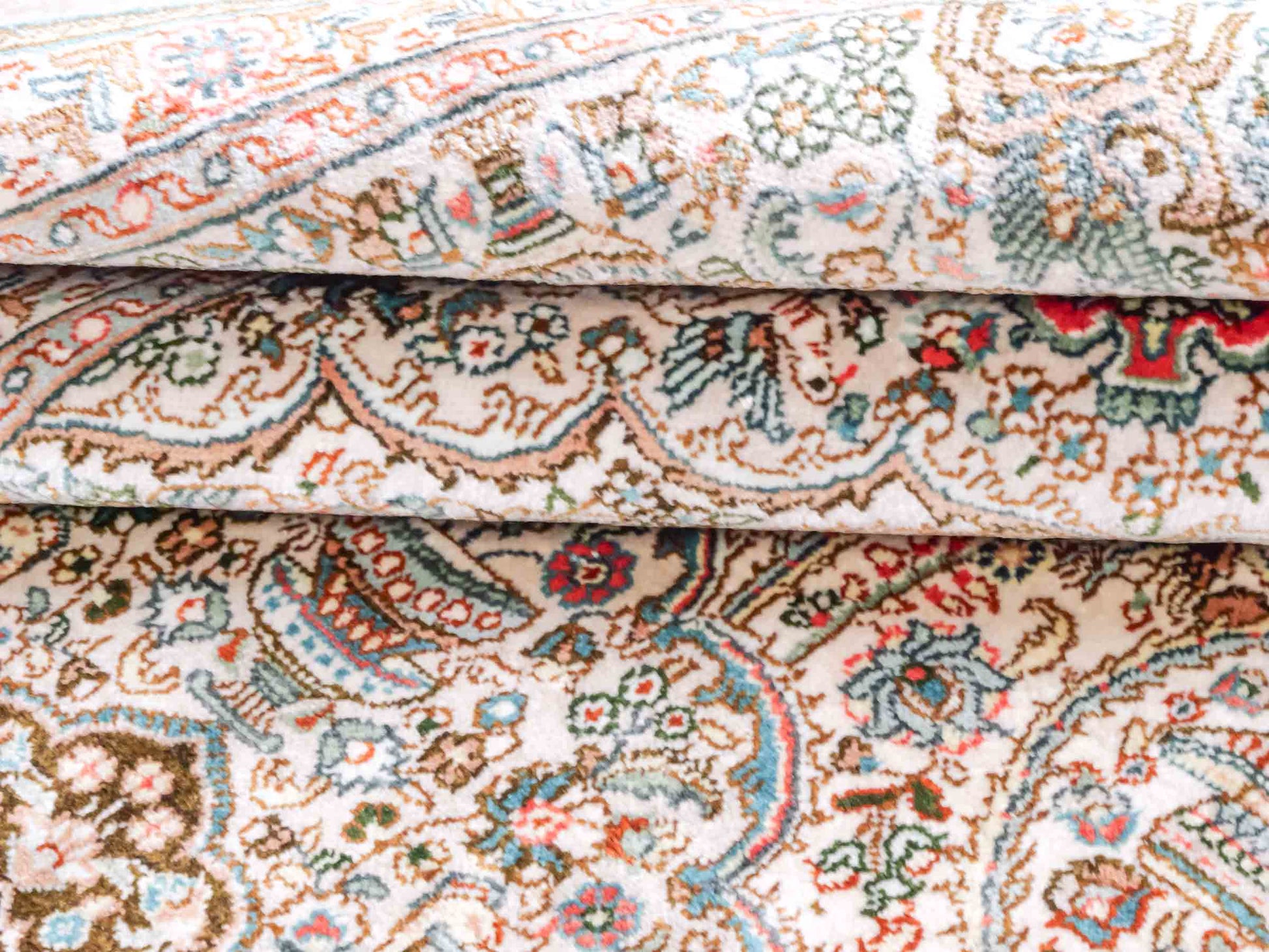 Handgeknüpfter Sino Hereke Seidenteppich von Khademi aus Seide, cremeweiß. Chinesischer Teppich mit Medaillon. Orientteppich, von Hand geknüpft in China. Größe: 157 cm x 96 cm. Teppichnummer: SB3-1103. Verkauf durch Jupiter Intl.