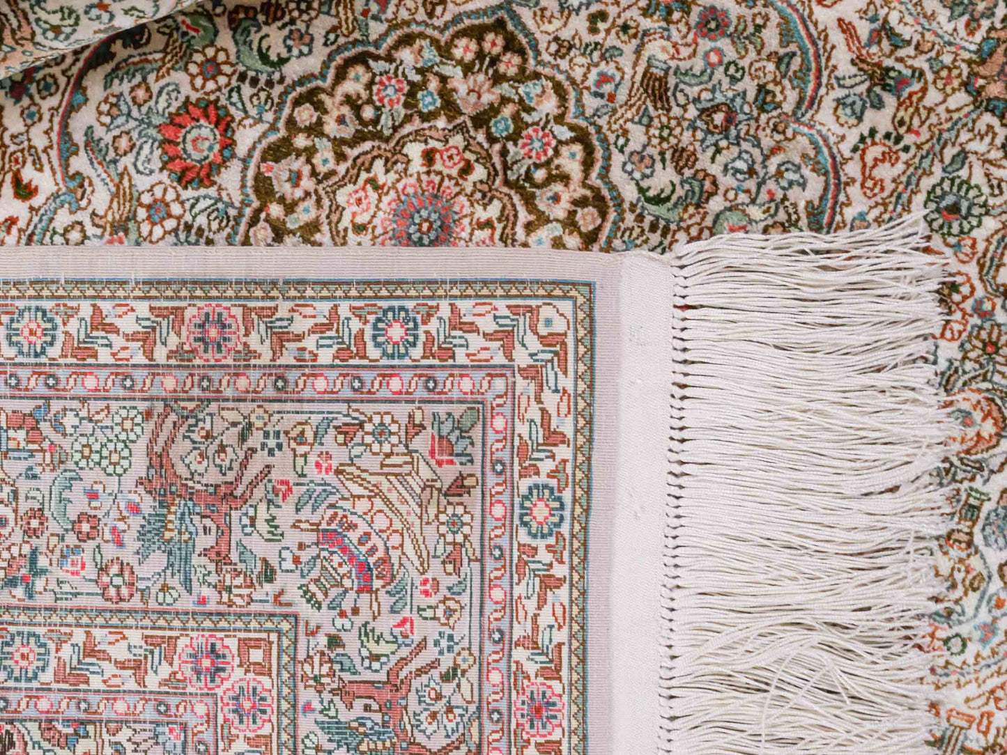 Handgeknüpfter Sino Hereke Seidenteppich von Khademi aus Seide, cremeweiß. Chinesischer Teppich mit Medaillon. Orientteppich, von Hand geknüpft in China. Größe: 157 cm x 96 cm. Teppichnummer: SB3-1103. Verkauf durch Jupiter Intl.