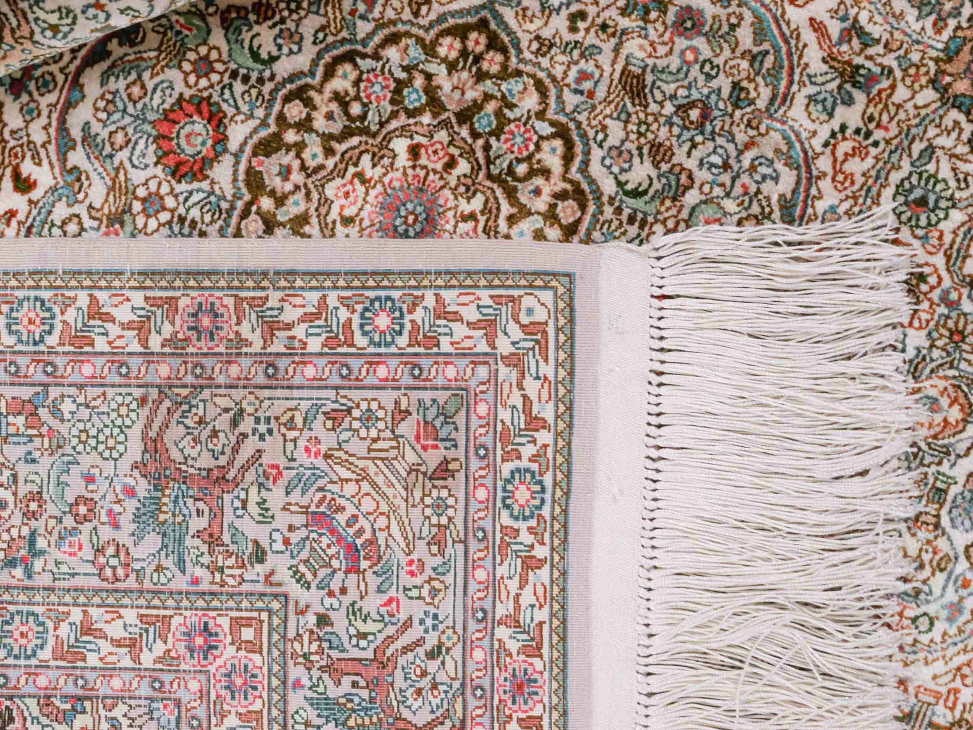 Handgeknüpfter Sino Hereke Seidenteppich von Khademi aus Seide, cremeweiß. Chinesischer Teppich mit Medaillon. Orientteppich, von Hand geknüpft in China. Größe: 157 cm x 96 cm. Teppichnummer: SB3-1103. Verkauf durch Jupiter Intl.