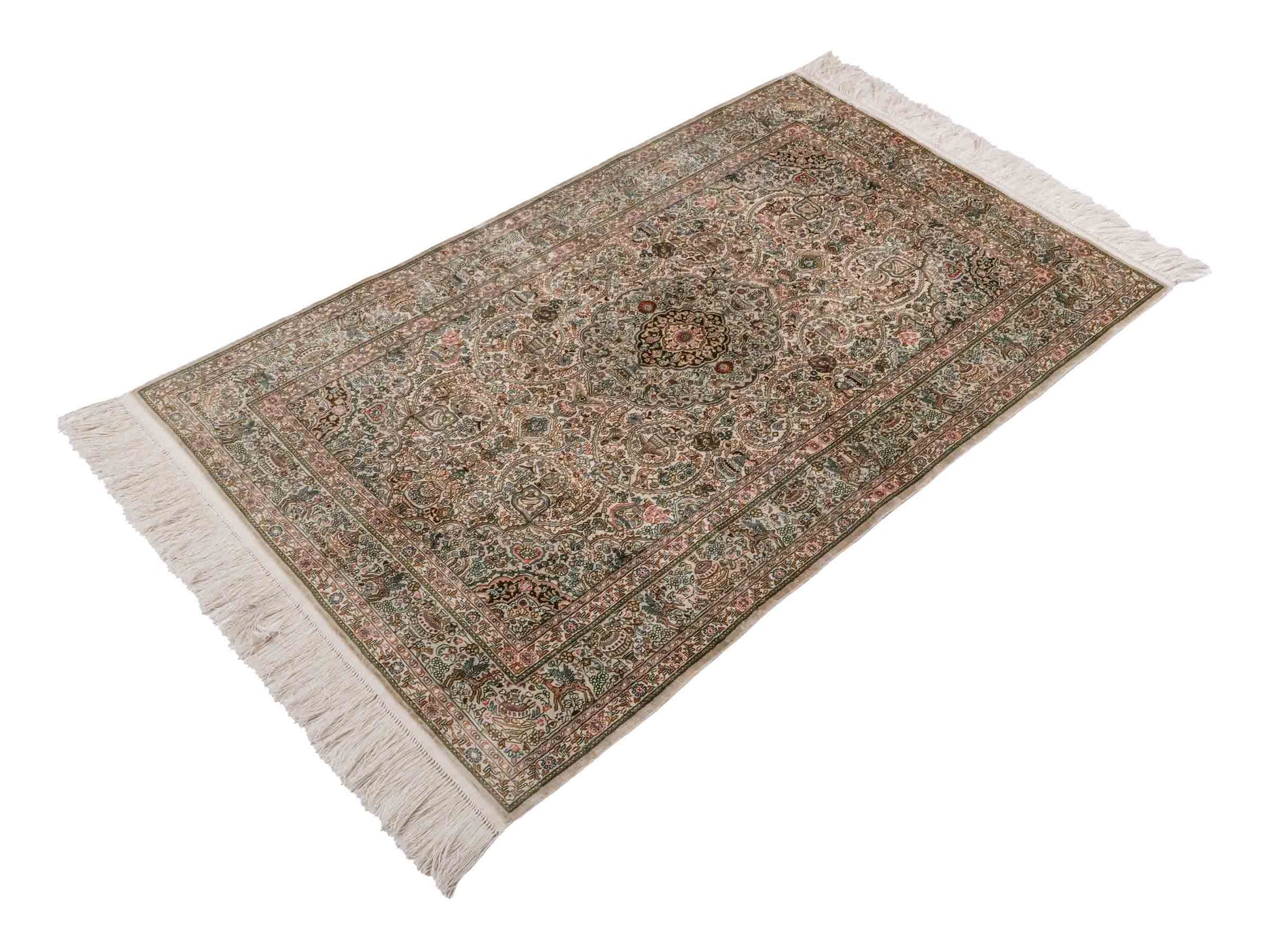Handgeknüpfter Sino Hereke Seidenteppich von Khademi aus Seide, cremeweiß. Chinesischer Teppich mit Medaillon. Orientteppich, von Hand geknüpft in China. Größe: 157 cm x 96 cm. Teppichnummer: SB3-1103. Verkauf durch Jupiter Intl.
