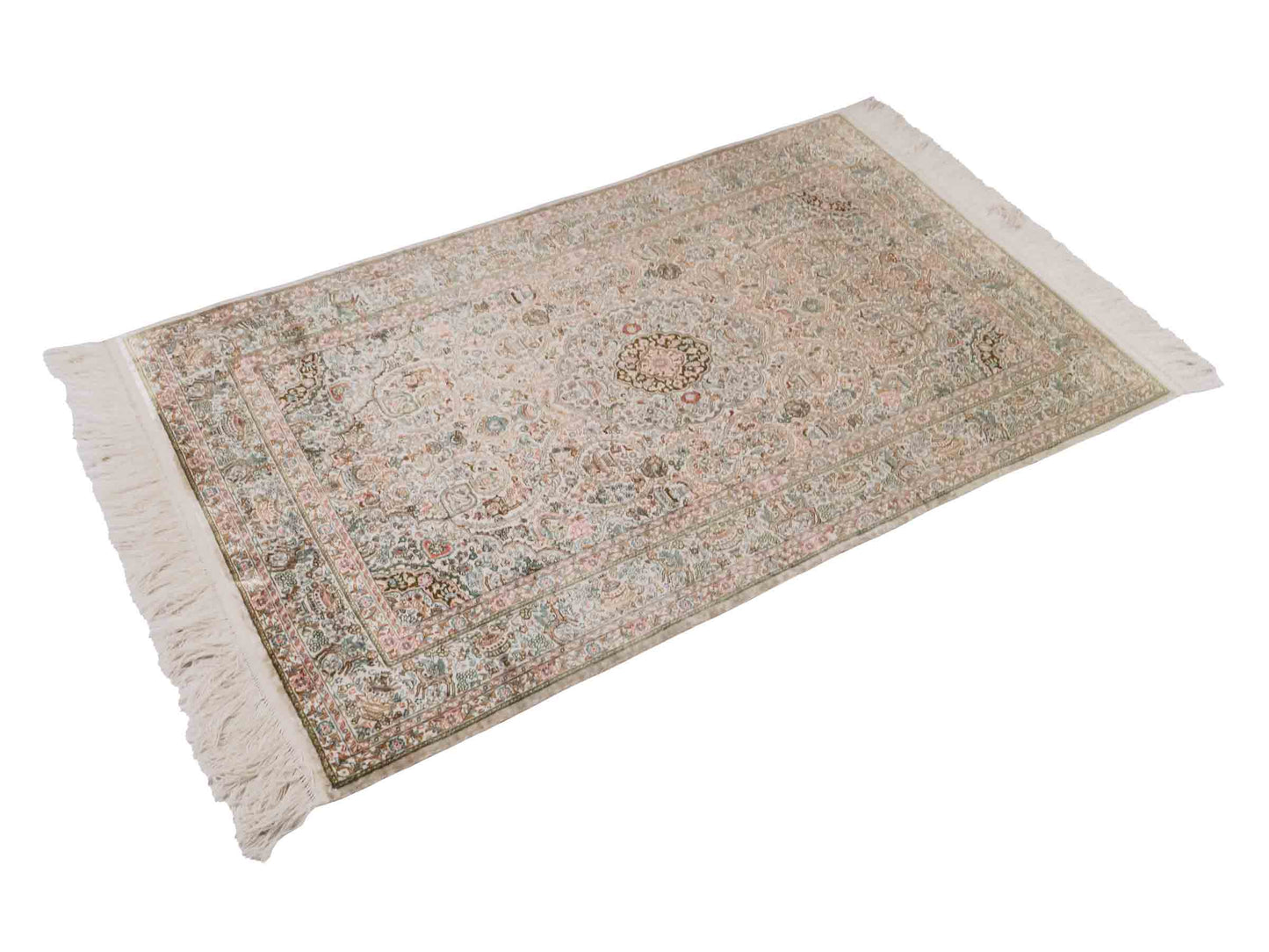 Handgeknüpfter Sino Hereke Seidenteppich von Khademi aus Seide, cremeweiß. Chinesischer Teppich mit Medaillon. Orientteppich, von Hand geknüpft in China. Größe: 157 cm x 96 cm. Teppichnummer: SB3-1103. Verkauf durch Jupiter Intl.