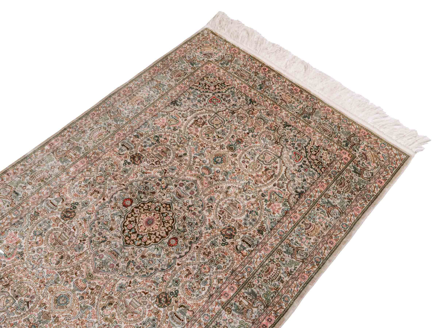Handgeknüpfter Sino Hereke Seidenteppich von Khademi aus Seide, cremeweiß. Chinesischer Teppich mit Medaillon. Orientteppich, von Hand geknüpft in China. Größe: 157 cm x 96 cm. Teppichnummer: SB3-1103. Verkauf durch Jupiter Intl.