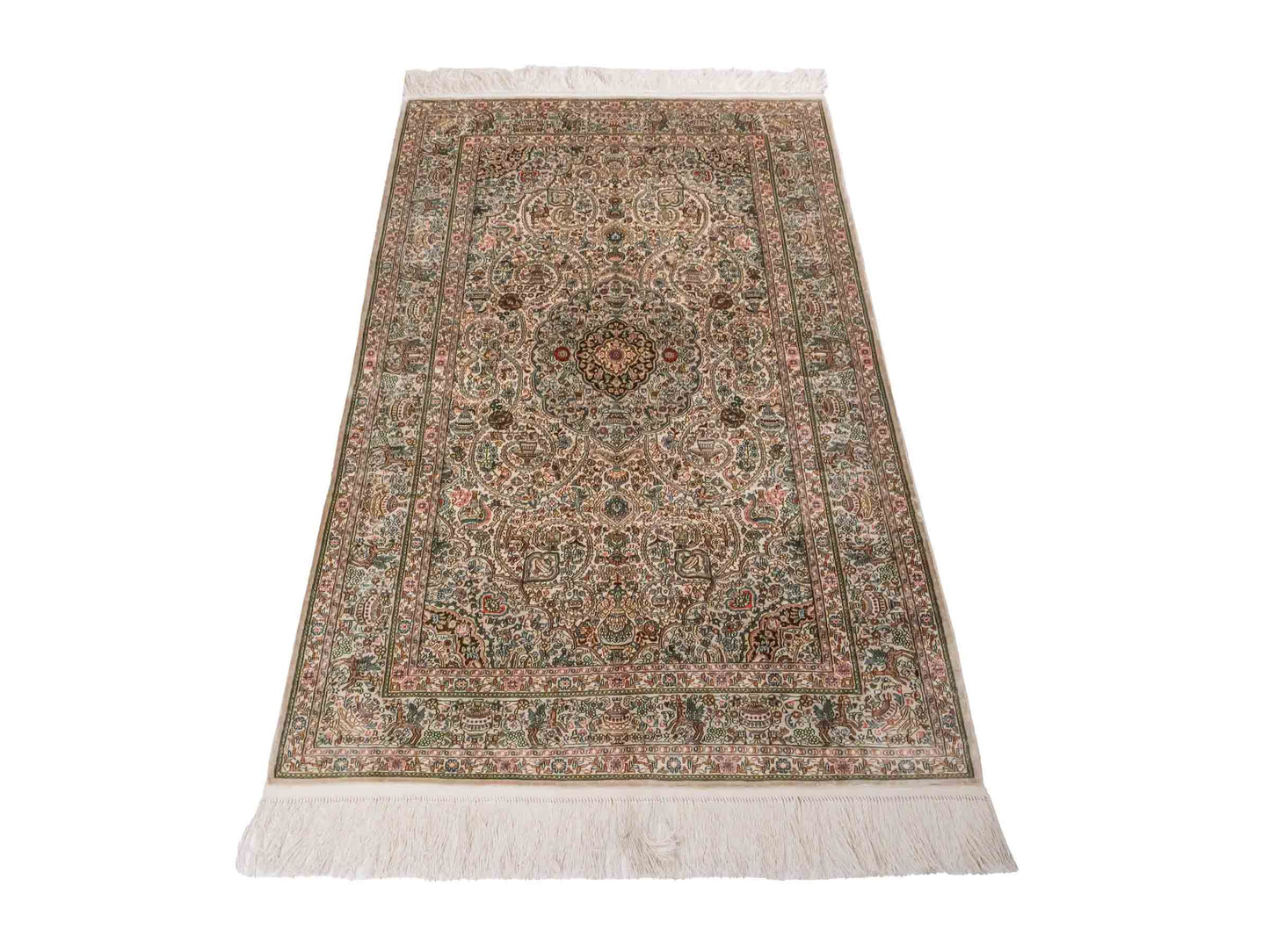 Handgeknüpfter Sino Hereke Seidenteppich von Khademi aus Seide, cremeweiß. Chinesischer Teppich mit Medaillon. Orientteppich, von Hand geknüpft in China. Größe: 157 cm x 96 cm. Teppichnummer: SB3-1103. Verkauf durch Jupiter Intl.