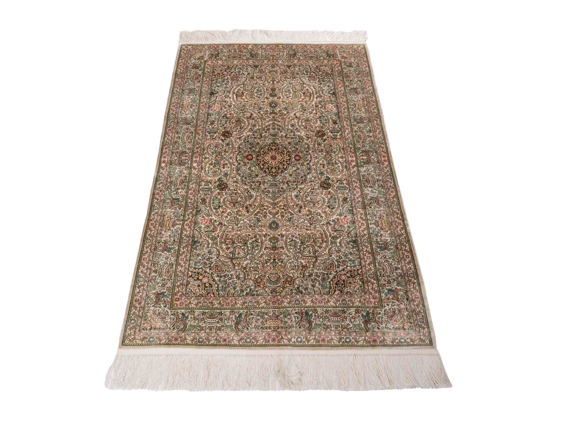 Handgeknüpfter Sino Hereke Seidenteppich von Khademi aus Seide, cremeweiß. Chinesischer Teppich mit Medaillon. Orientteppich, von Hand geknüpft in China. Größe: 157 cm x 96 cm. Teppichnummer: SB3-1103. Verkauf durch Jupiter Intl.