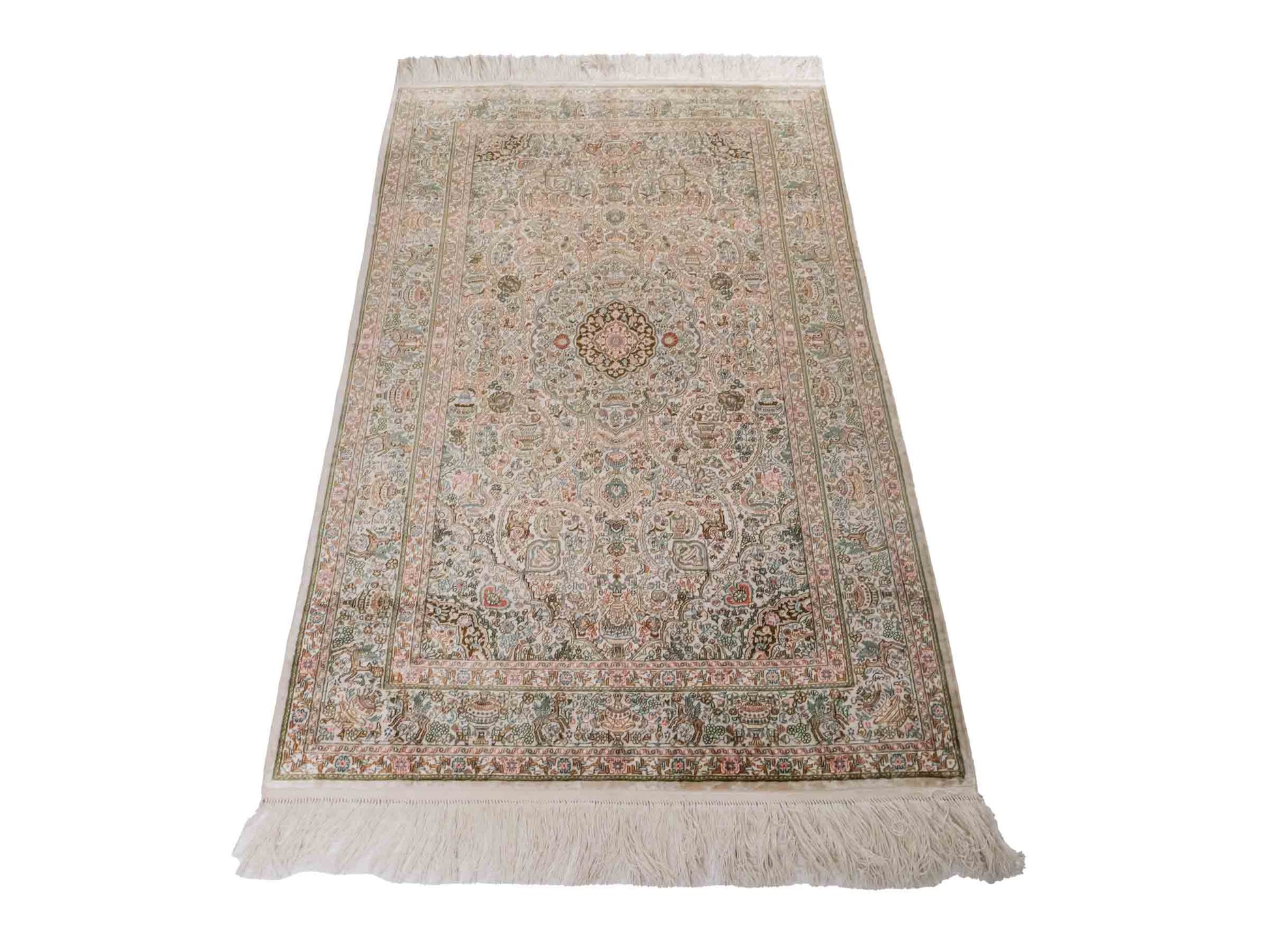 Handgeknüpfter Sino Hereke Seidenteppich von Khademi aus Seide, cremeweiß. Chinesischer Teppich mit Medaillon. Orientteppich, von Hand geknüpft in China. Größe: 157 cm x 96 cm. Teppichnummer: SB3-1103. Verkauf durch Jupiter Intl.