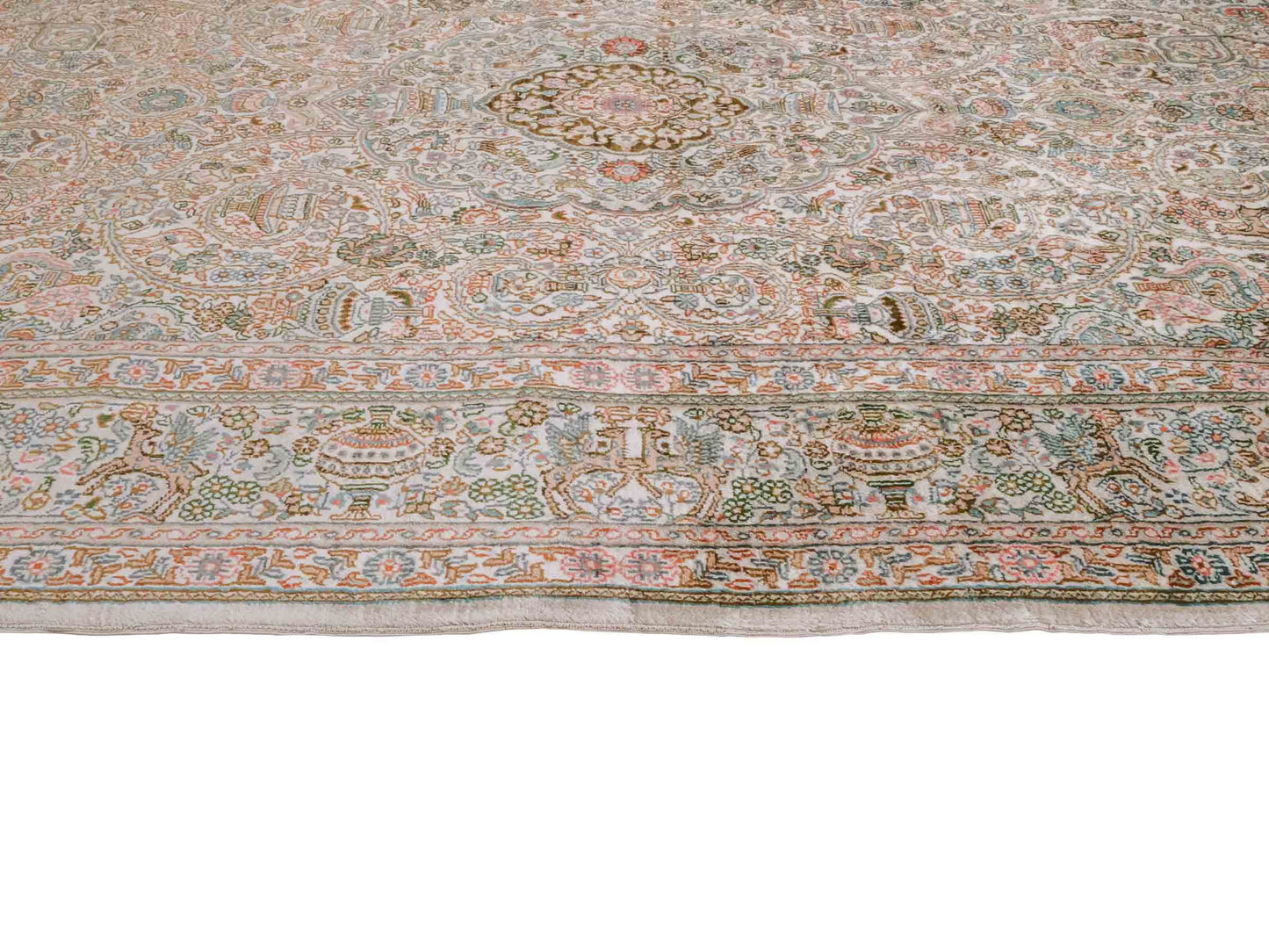 Handgeknüpfter Sino Hereke Seidenteppich von Khademi aus Seide, cremeweiß. Chinesischer Teppich mit Medaillon. Orientteppich, von Hand geknüpft in China. Größe: 157 cm x 96 cm. Teppichnummer: SB3-1103. Verkauf durch Jupiter Intl.