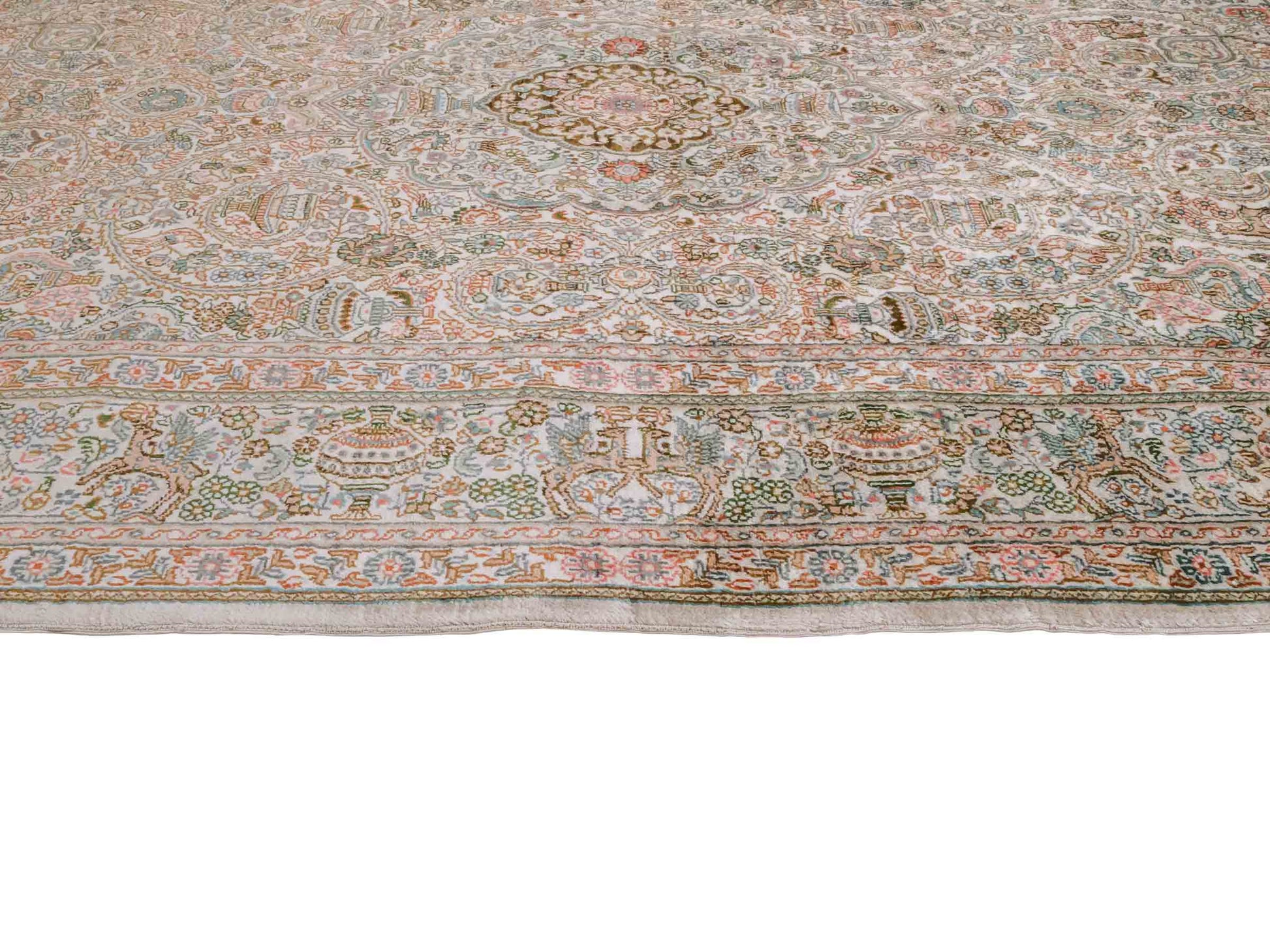 Handgeknüpfter Sino Hereke Seidenteppich von Khademi aus Seide, cremeweiß. Chinesischer Teppich mit Medaillon. Orientteppich, von Hand geknüpft in China. Größe: 157 cm x 96 cm. Teppichnummer: SB3-1103. Verkauf durch Jupiter Intl.