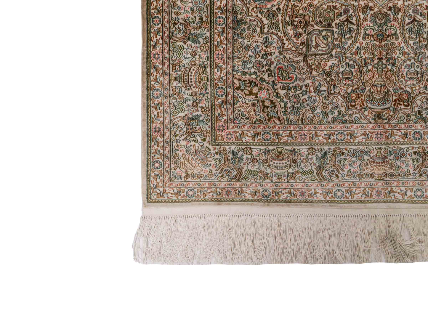 Handgeknüpfter Sino Hereke Seidenteppich von Khademi aus Seide, cremeweiß. Chinesischer Teppich mit Medaillon. Orientteppich, von Hand geknüpft in China. Größe: 157 cm x 96 cm. Teppichnummer: SB3-1103. Verkauf durch Jupiter Intl.