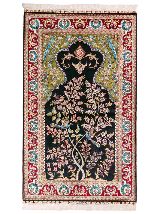 Handgeknüpfter Sino Hereke Seidenteppich von Khademi aus reiner Seide, schwarz-rot Feiner, chinesischer Teppich mit Lebensbaum, signiert. Orientteppich, geknüpft in China. Größe: 160 x 95 cm. Teppichnummer: SB3-1090 | Jupiter Intl